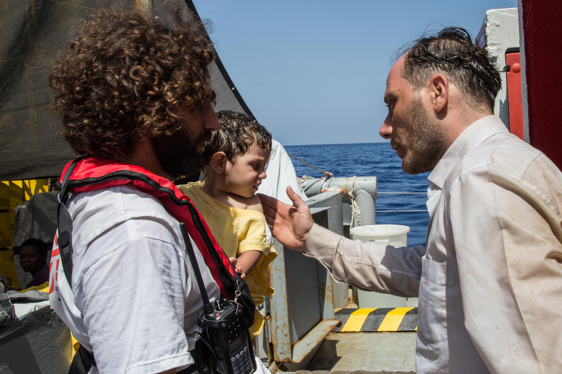 Gil con un niño palestino en sus brazos durante un rescate en el buque Dignity, de Médicos sin Fronteras