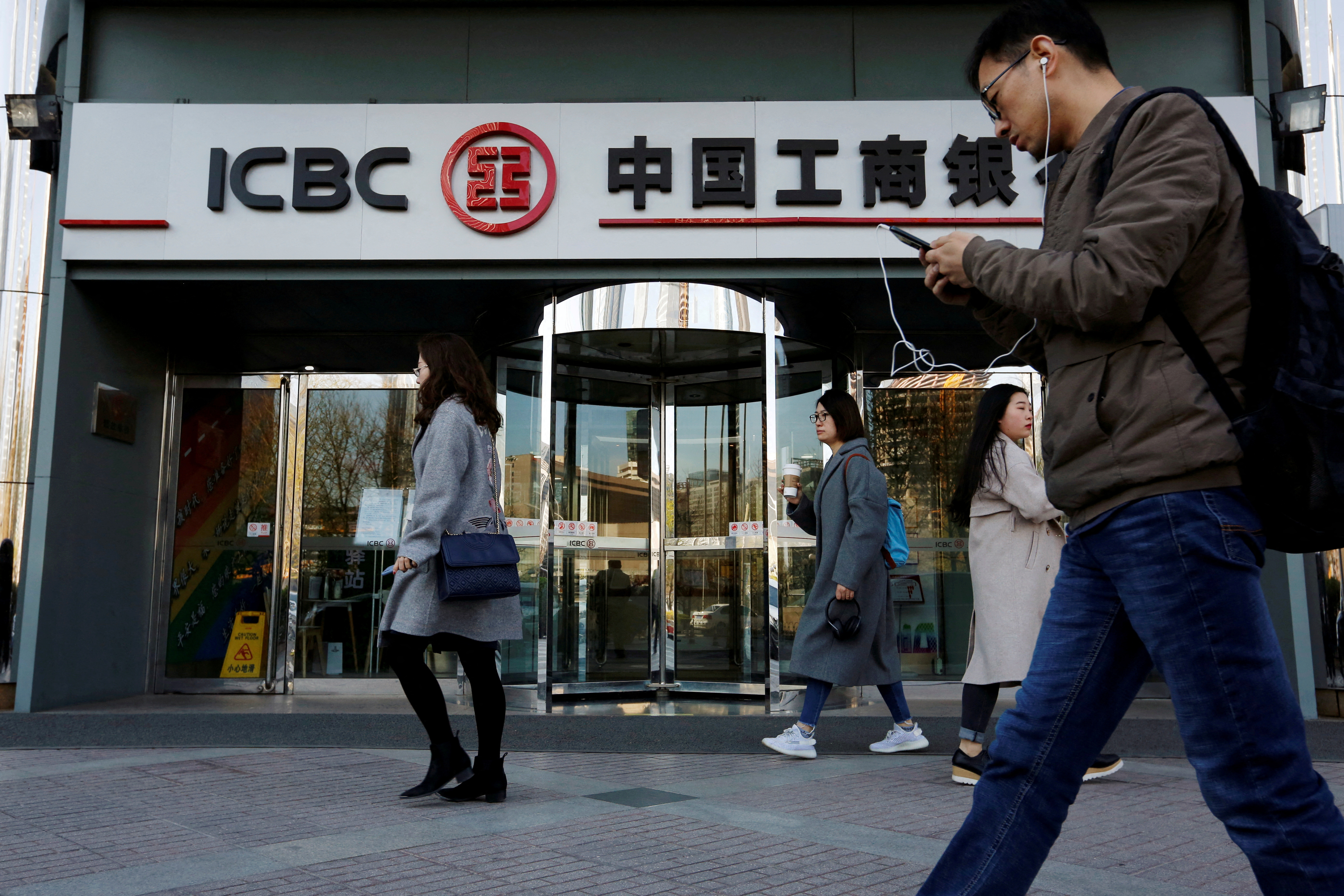 Se acordó que la sucursal brasileña del Banco Industrial y Comercial de China (ICBC, por su sigla en inglés) "pasa a actuar como banco de compensación del yuan en Brasil (REUTERS/Florence Lo/File Photo/File Photo)