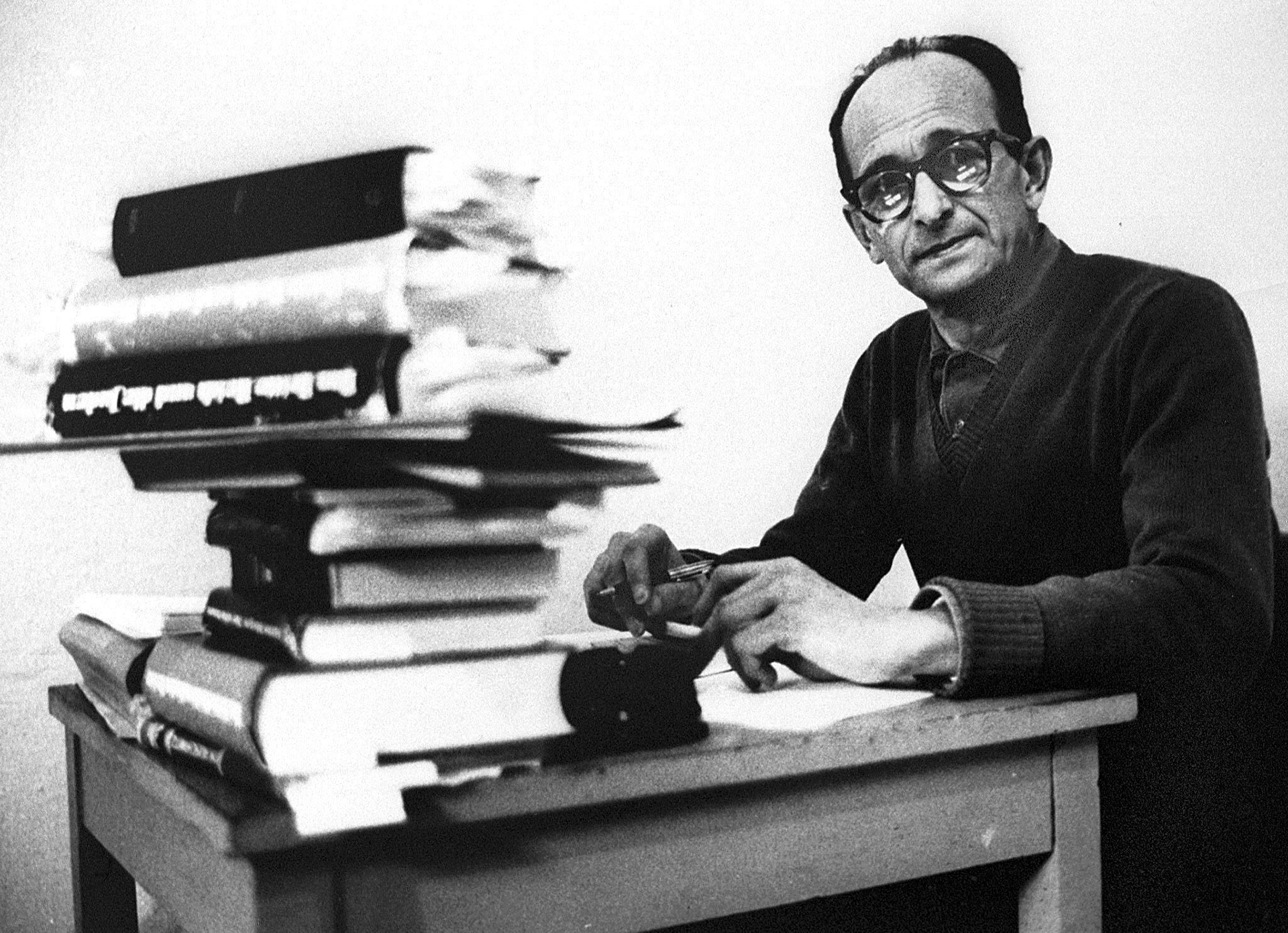 Adolf Eichmann, el arquitecto del Holocausto, en la celda donde esperó la sentencia a muerte (Shutterstock)
