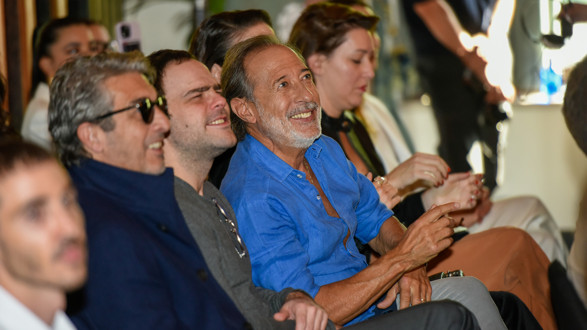 Ricardo Darín, Guillermo Francella y Peter Lanzani  en primera fila escuchando hablar a Benicio del Toro (Prensa Premios Platino)