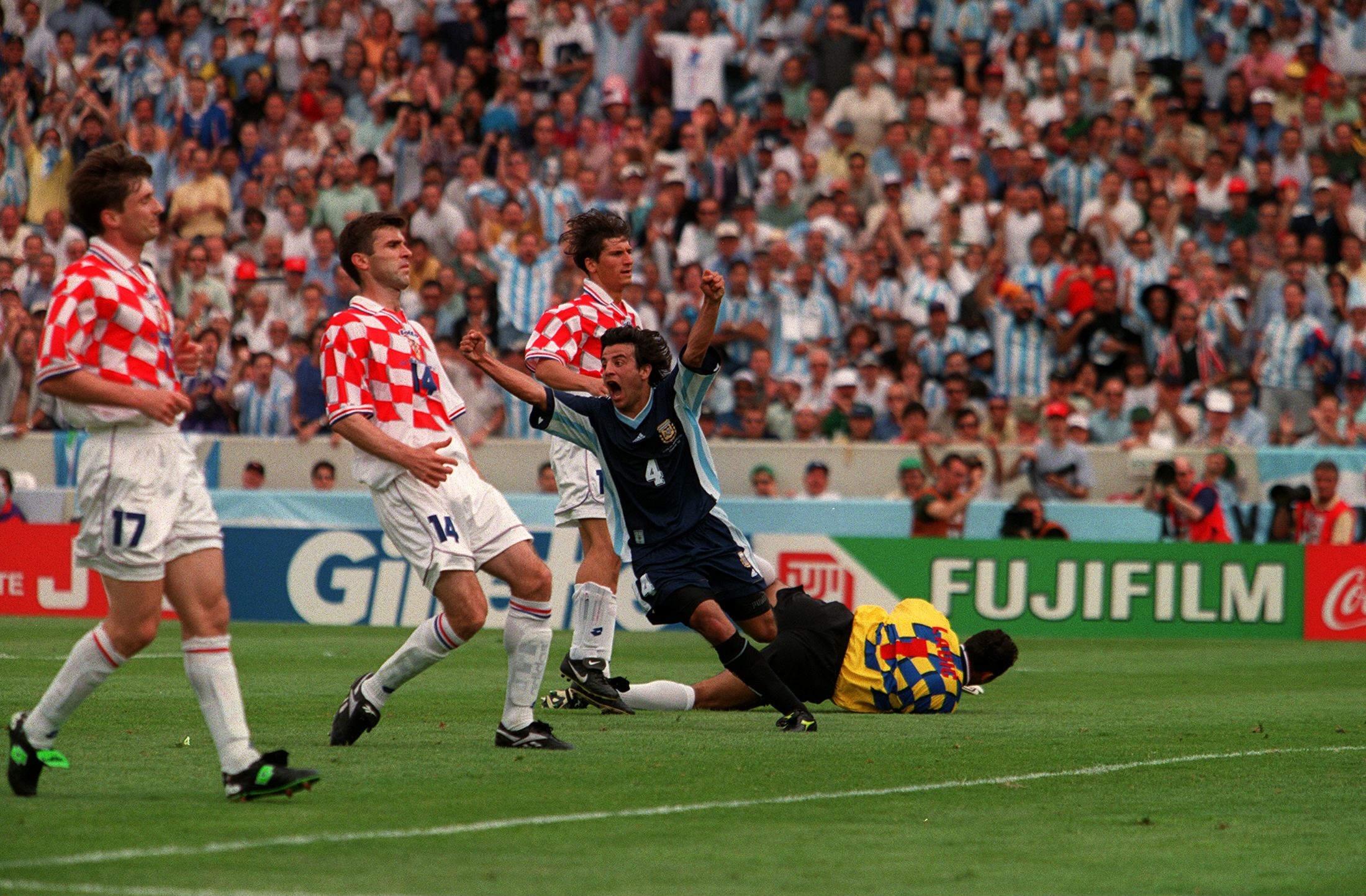 Mauricio Pineda festeja su gol contra Croacia en Francia 98 (THIERRY ORBAN/Sygma via Getty Images)