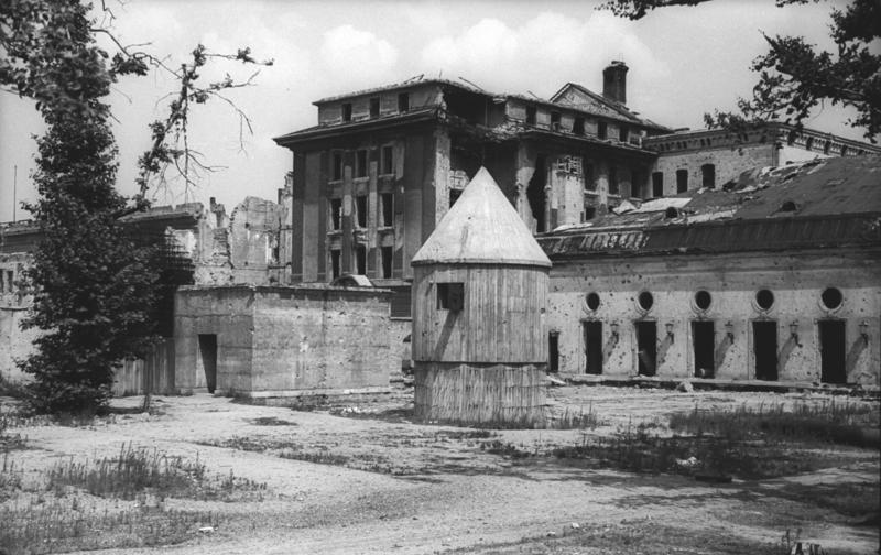 Los jardines del bunker de Hitler en Berlín. Allí hallaron sus restos calcinados junto a los de Eva Braun (ADN-ZB/Archiv) 

