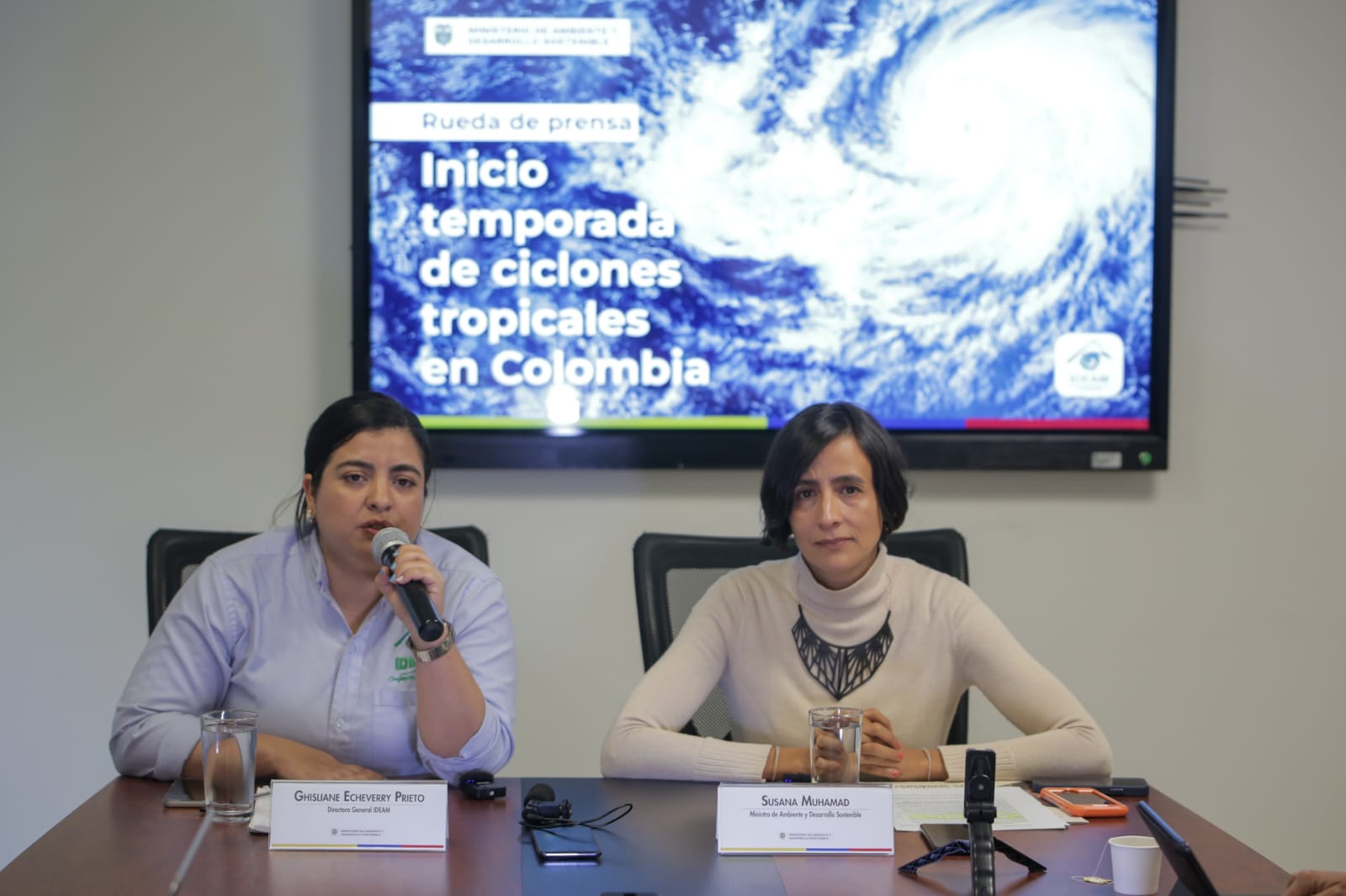 Imagen de la directora del Ideam, Ghisliane Echeverry y la ministra de Ambiente y Desarrollo Sostenible, Susana Muhamad, durante la rueda de prensa sobre el inicio de la temporada de huracanes en Colombia. /Ministerio de Ambiente