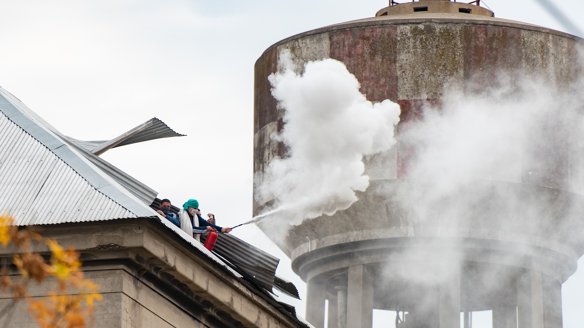 Las bengalas de humo también se vieron en el disturbio.