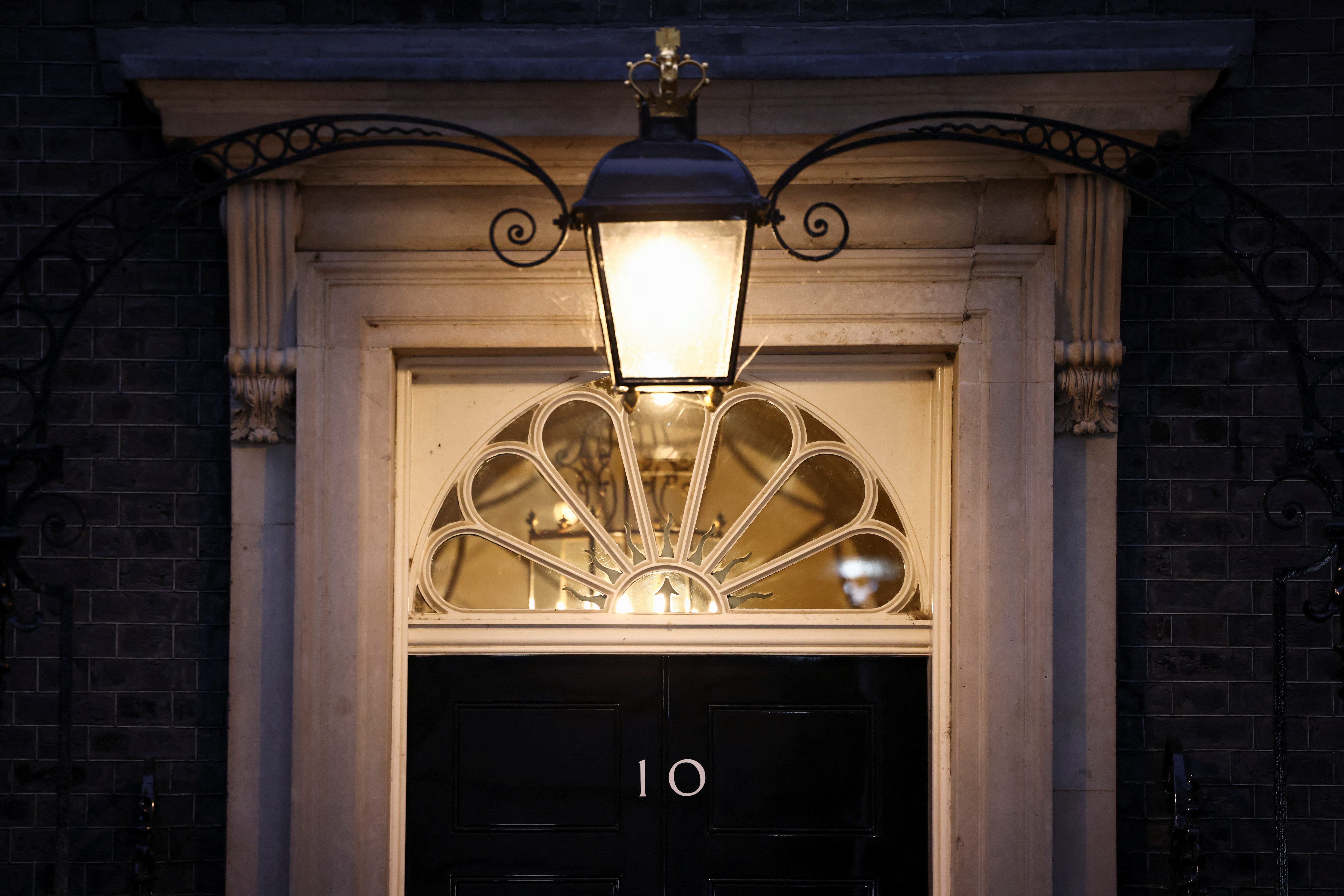 Varios funcionarios de Boris Johnson se presentaron en Downing Street para pedirle la renuncia al primer ministro (REUTERS/Henry Nicholls)