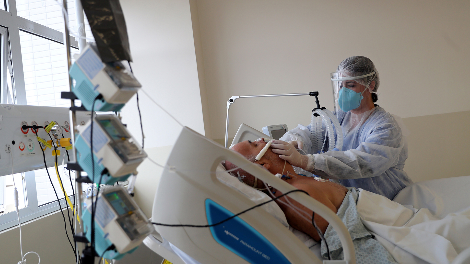 La tasa de mortalidad de los pacientes de COVID-19 en cuidados intensivos ha disminuido en alrededor de un tercio desde el comienzo de la pandemia, debido al menos en parte a una mejor atención hospitalaria, según una revisión de los estudios publicados (REUTERS)