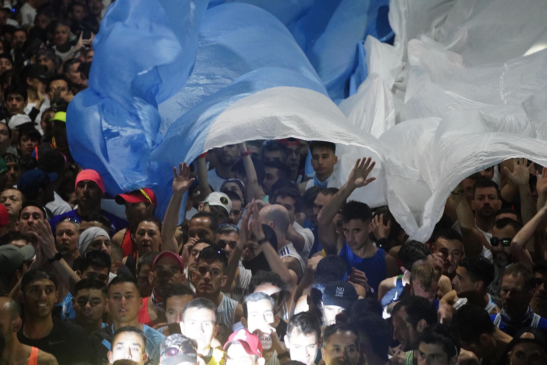 Minutter før avspark sang tusenvis av fremmøtte den argentinske nasjonalsangen.  Med hjerter malt i lyseblått og hvitt ga deltakerne alt 