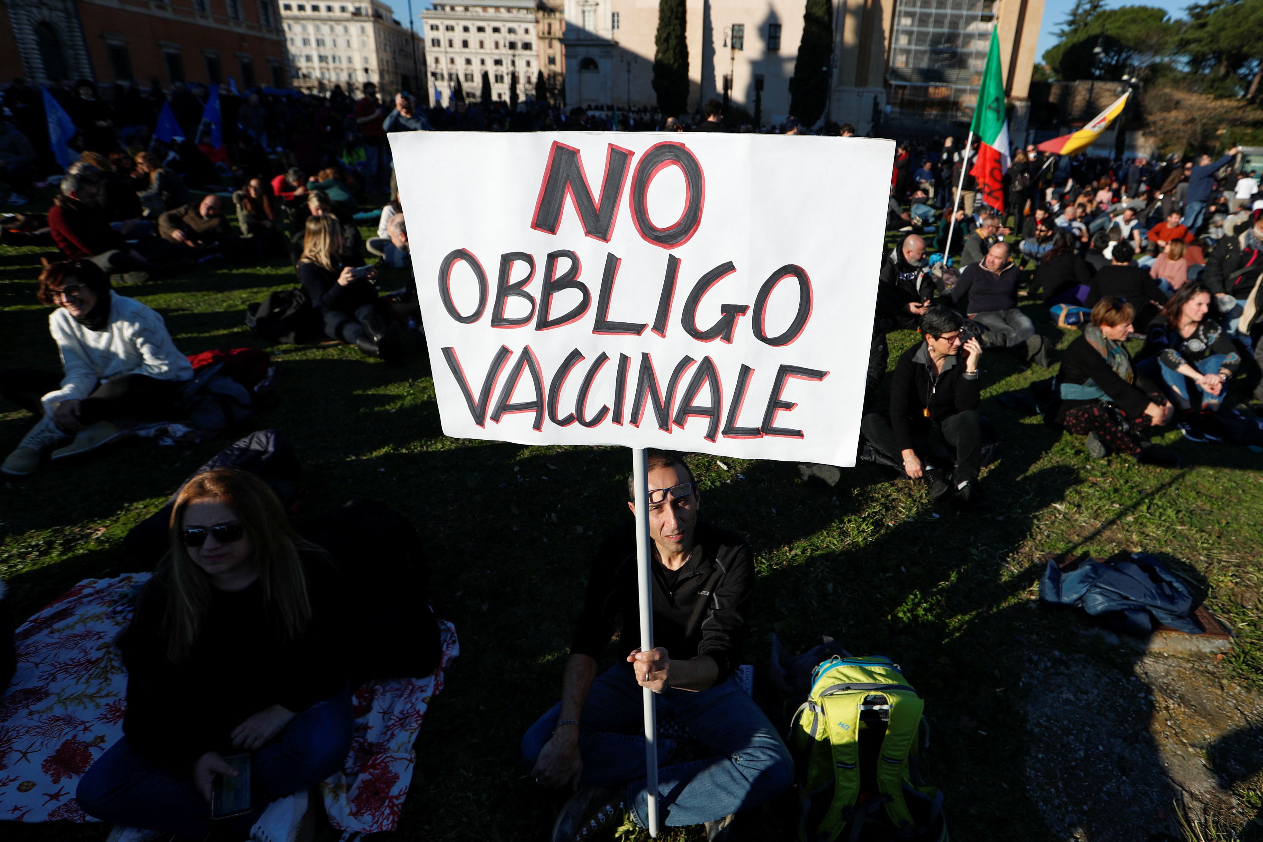 En Roma, Italia, hubo una protesta el 15 de enero pasado en contra de la vacunación obligatoria contra el COVID-19 (REUTERS/Remo Casilli)