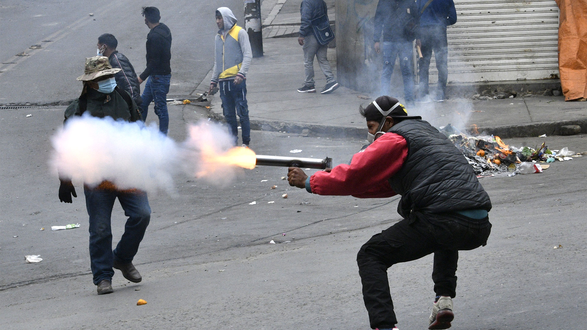 Un manifestante se enfrenta a los policías (AIZAR RALDES / AFP)