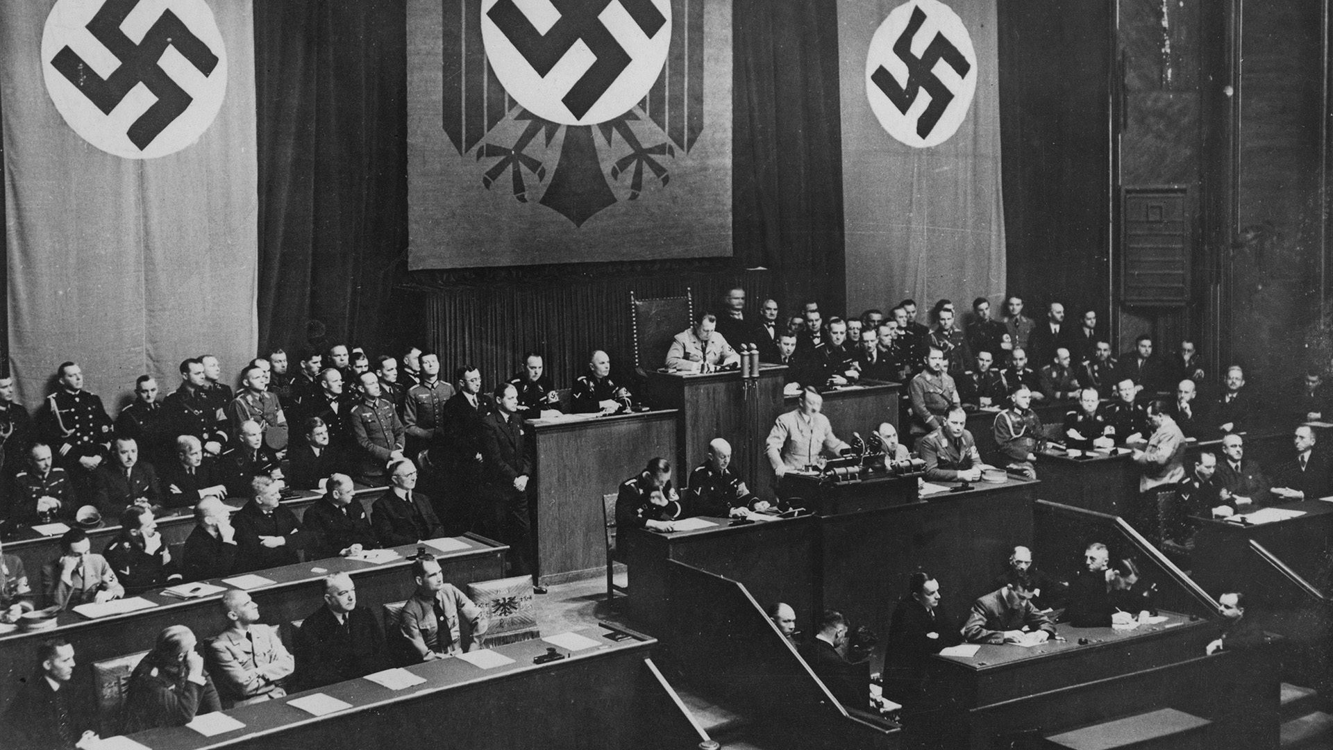 El canciller alemán Adolf Hitler habla en el Reichstag en Berlín, Alemania, antes de la entrada de las tropas alemanas en Renania, el 7 de marzo de 1936. También aparecen en la imagen Rudolf Hess y Joseph Goebbels (Keystone/Hulton Archive/Getty Images)