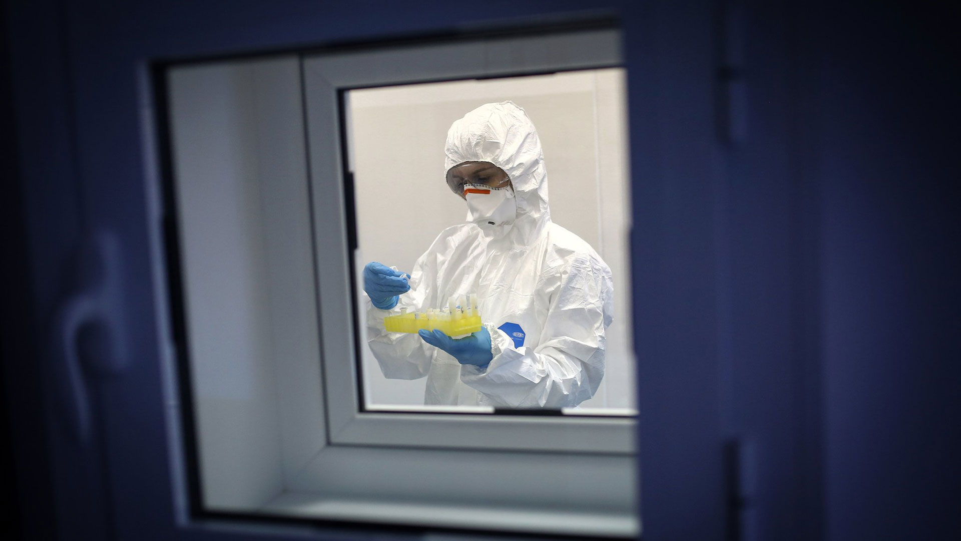 Un técnico de laboratorio testea una vacuna contra el coronavirus, en Belgrado, Serbia (Oliver Bunic/Bloomberg)