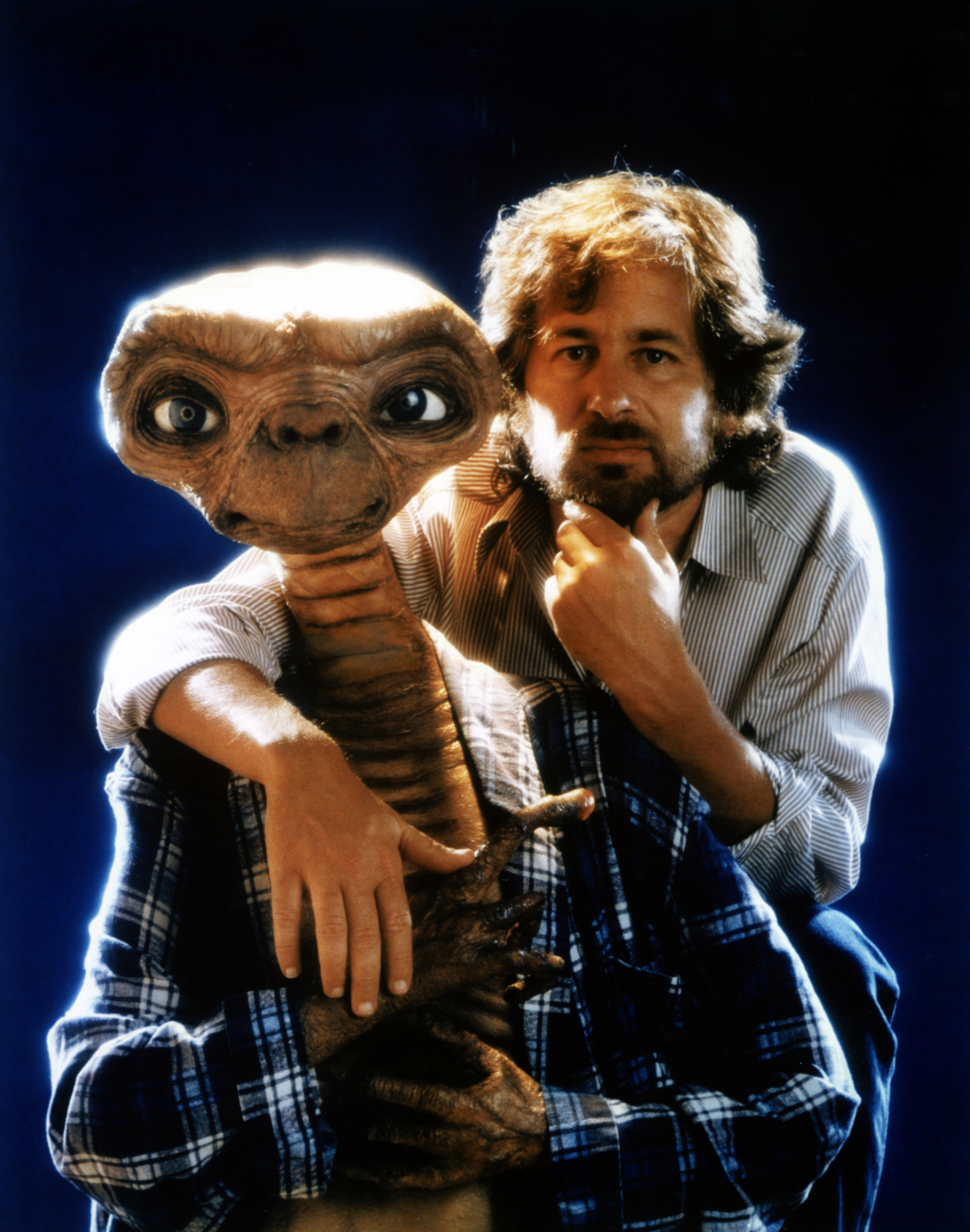 Steven Spielberg con E.T, su criatura. La película recaudó 800 millones de dólares y se convirtió en la que más dinero había logrado en la historia hasta ese momento, desplazando a Star Wars (Photo by Sunset Boulevard/Corbis via Getty Images)