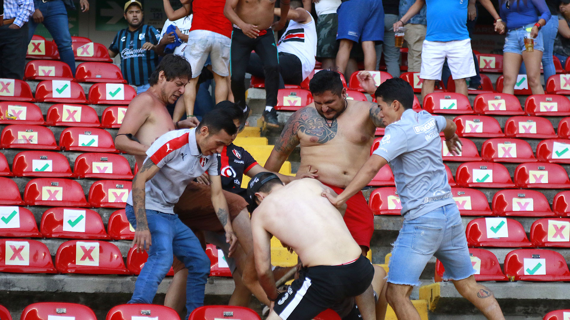 A raíz de los hechos violentos registrados en el estadio "La Corregidora", se implementará el Fan ID a partir del 1 de julio para todos los estadios de la Liga MX (Foto: EFE/Enrique Contla)
