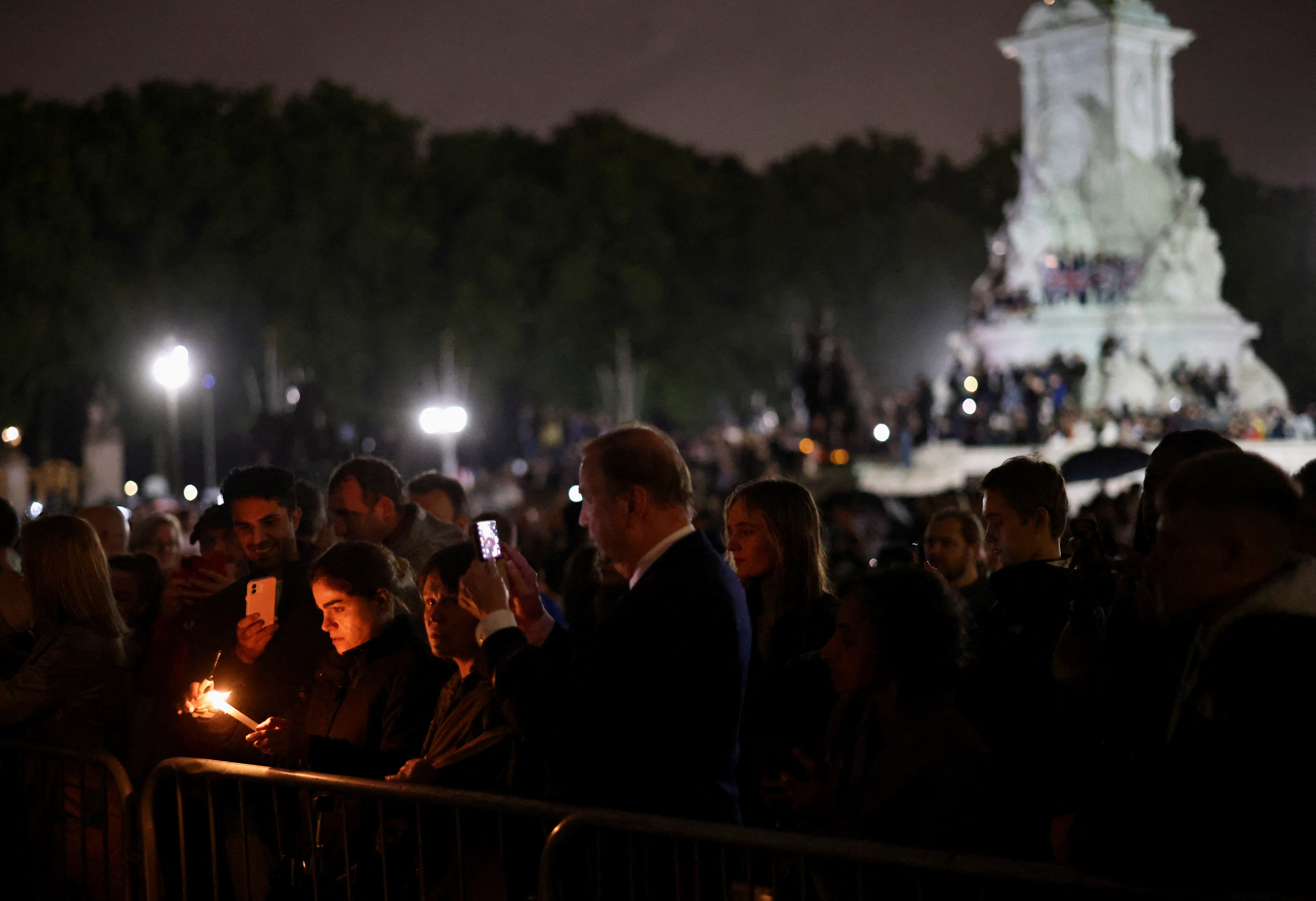 Los británicos se movilizaron para recordar y rendir homenaje a la reina Isabel (REUTERS/Henry Nicholls)
