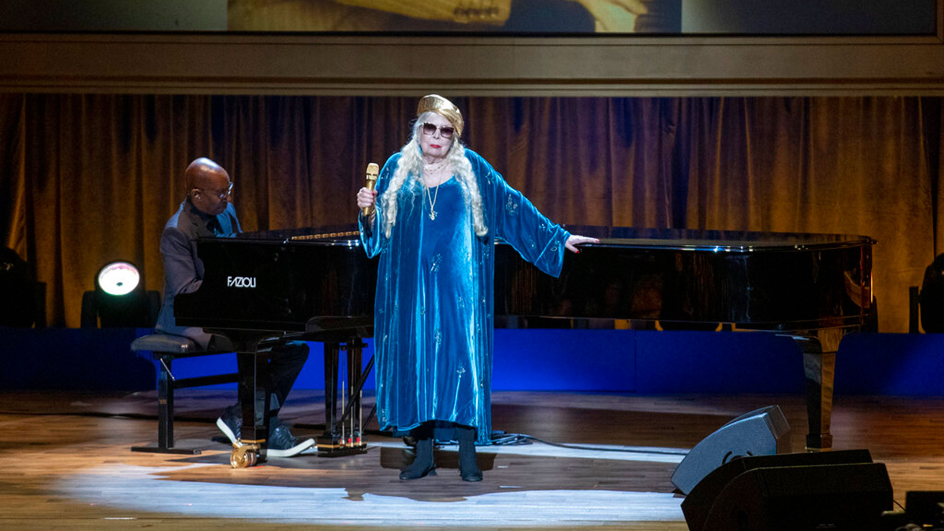 Joni Mitchell actúa en la presentación del Premio Gershwin, que honra la contribución de un músico a lo largo de su vida a la música popular (Crédito: AP/Amanda Andrade-Rhoades)