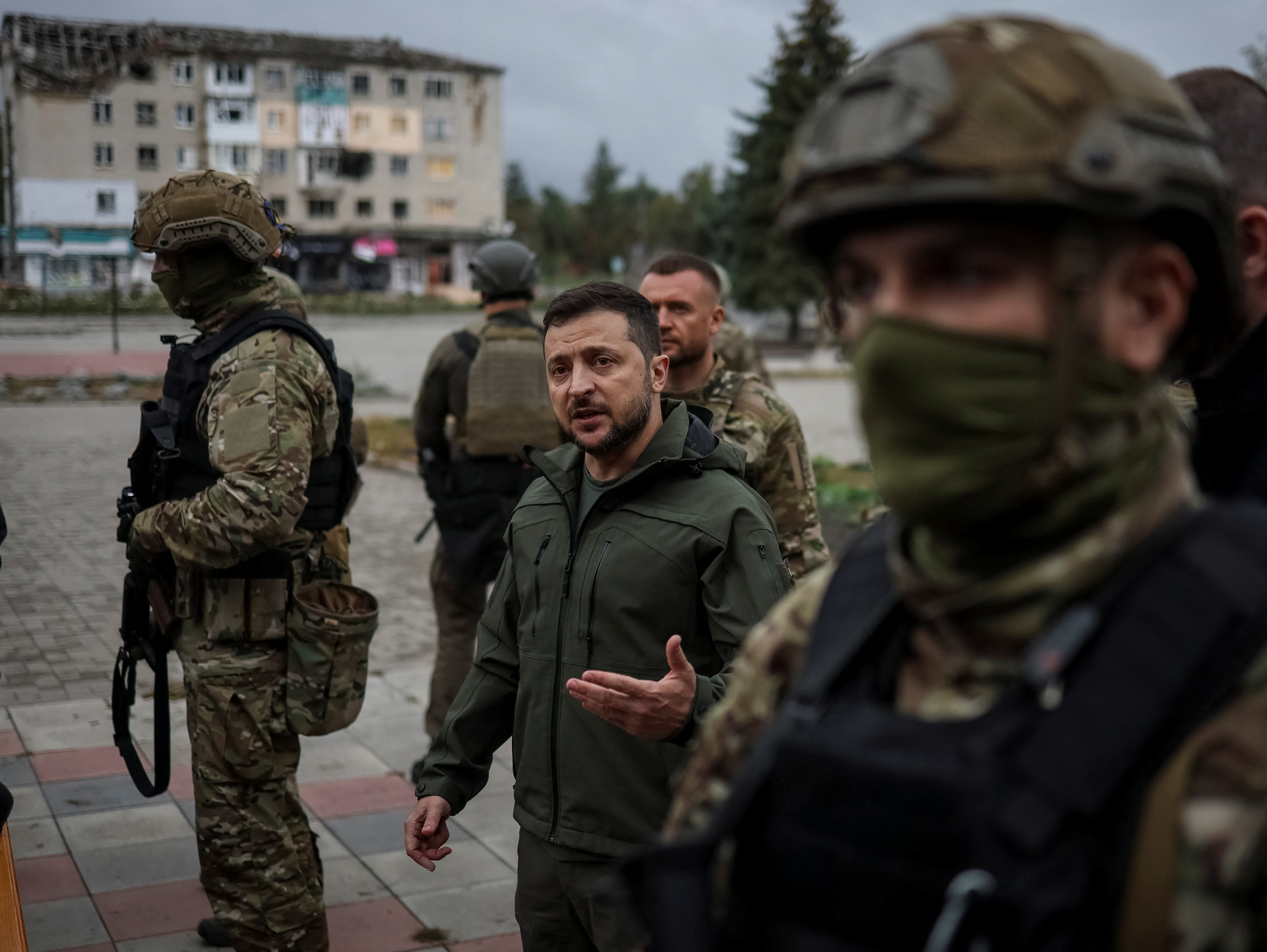 El presidente de Ucrania, Volodimir Zelenskiy, visita la ciudad de Izium, recientemente liberada por las Fuerzas Armadas de Ucrania