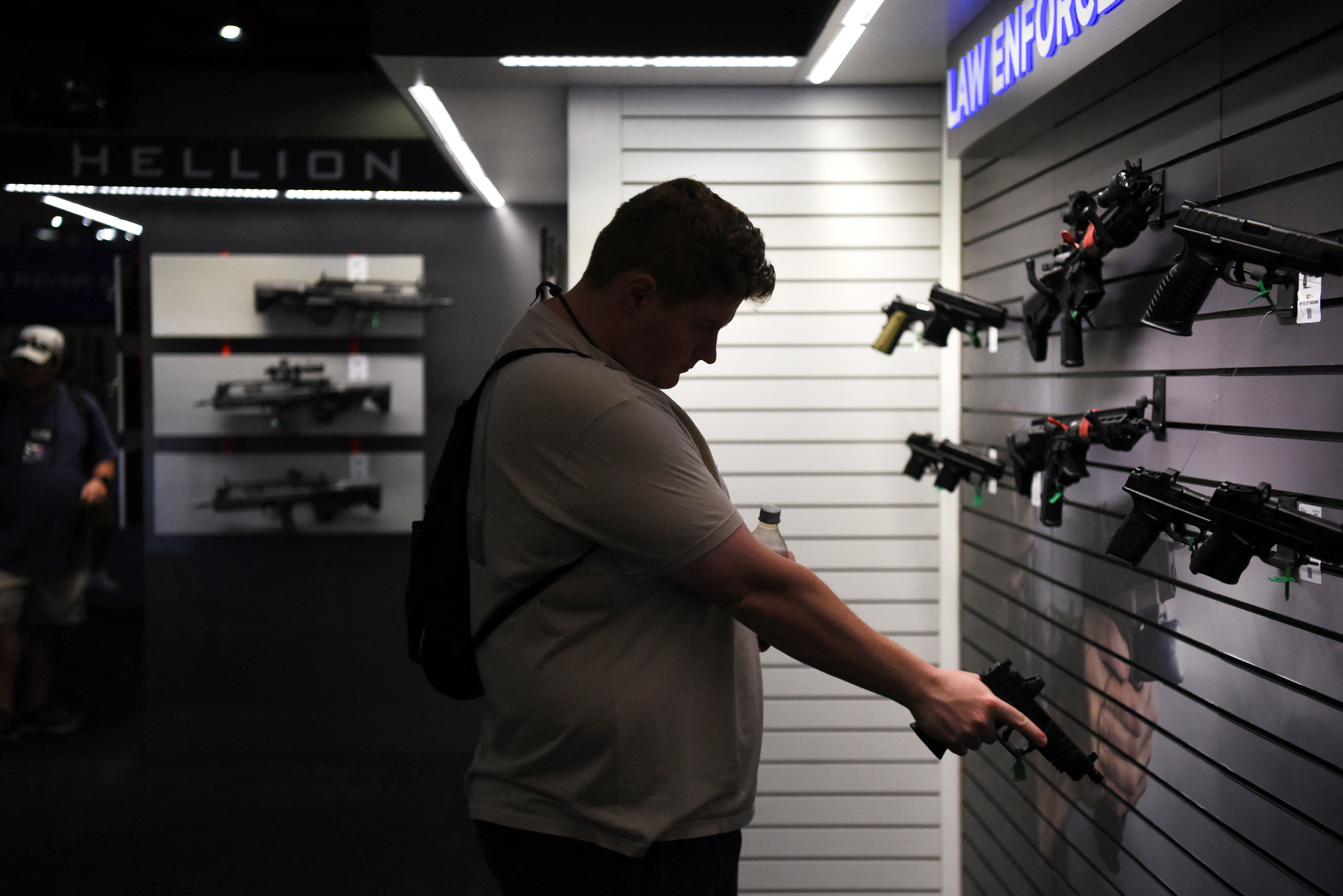 Un hombre sostiene una pistola en exhibición en la convención anual de la Asociación Nacional del Rifle (NRA) en Houston, Texas (REUTERS/Callaghan O'Hare)