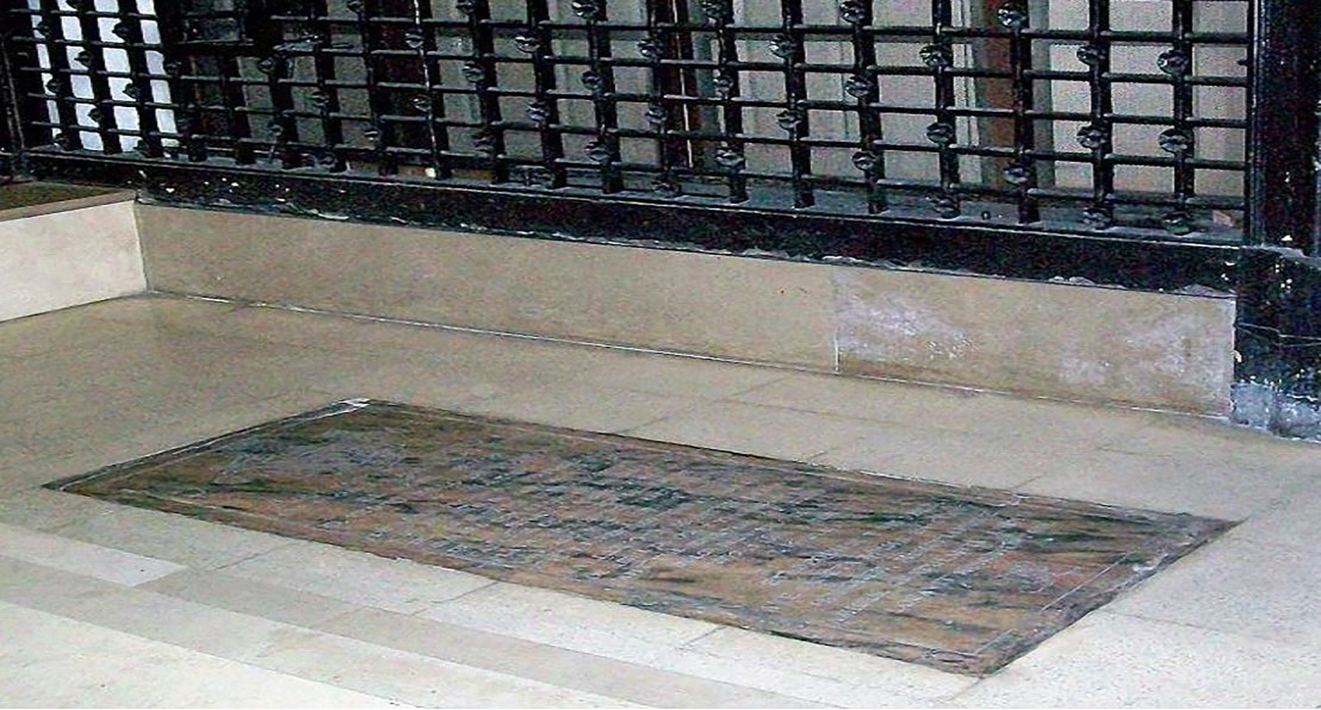 La losa sepulcral del Virrey Pedro Melo de Portugal y Villena, ubicada frente a la reja del coro de la Iglesia de San Juan Bautista, ex convento de la Hermanas Clarisas