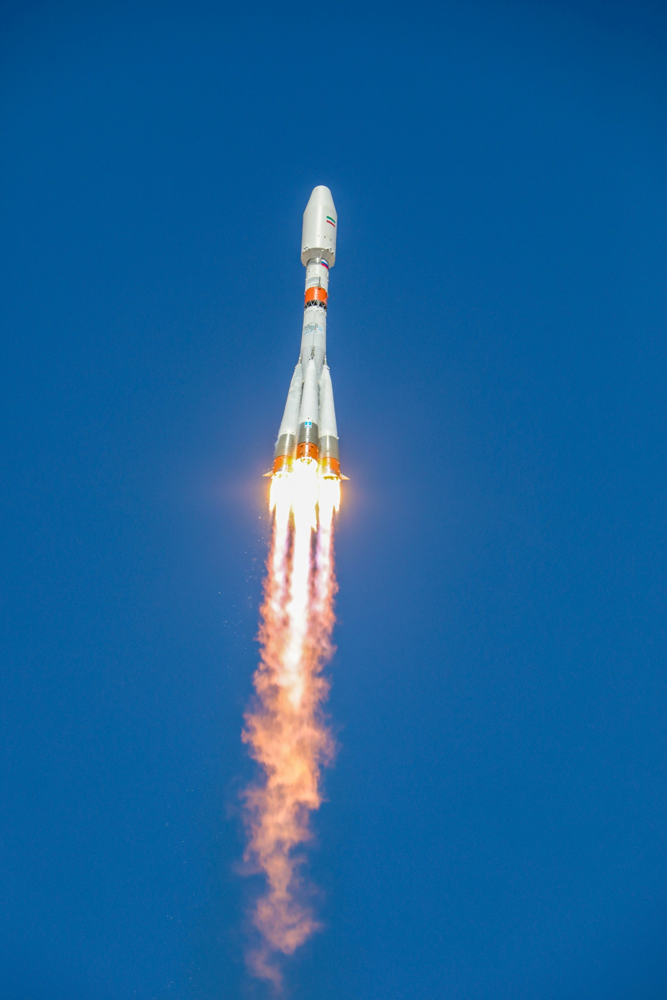 Un cohete Soyuz-2.1b con el satélite iraní "Khayyam" despega de la plataforma de lanzamiento en el cosmódromo de Baikonur, Kazajstán (Roscosmos/REUTERS)