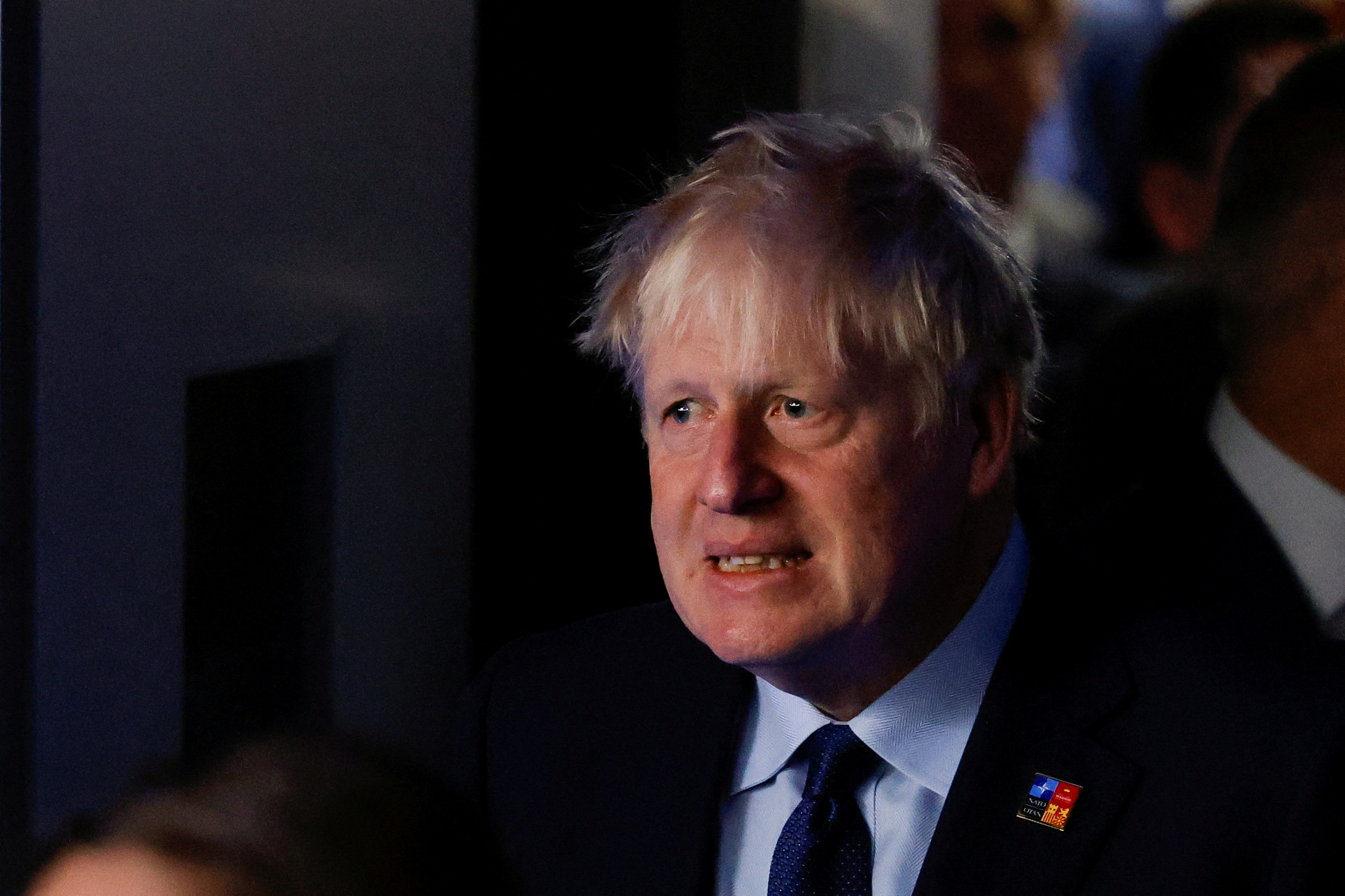 Renunciaron otros dos miembros del Gobierno británico y aumenta la presión para Boris Johnson 