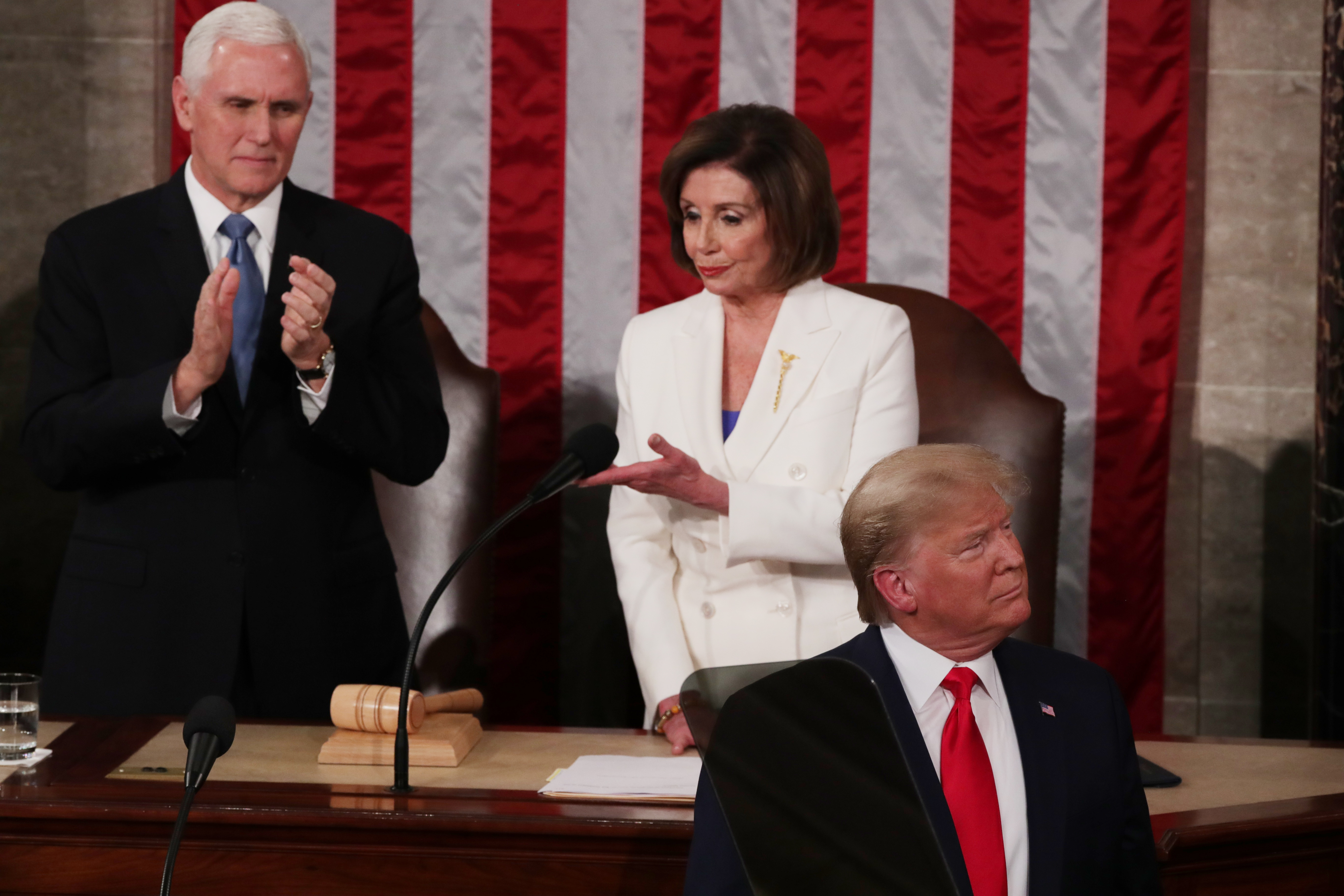 Nancy Pelosi escucha junto al vicepresidente de EEUU, Mike Pence, el discurso sobre el Estado de la Unión de Donald Trump en la Cámara de Representantes el 4 de febrero de 2020 (REUTERS/Jonathan Ernst/Archivo)