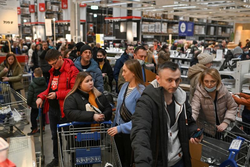 Personas compran en una tienda de IKEA en Omsk, Rusia, Marzo 3, 2022.  REUTERS/Stringer