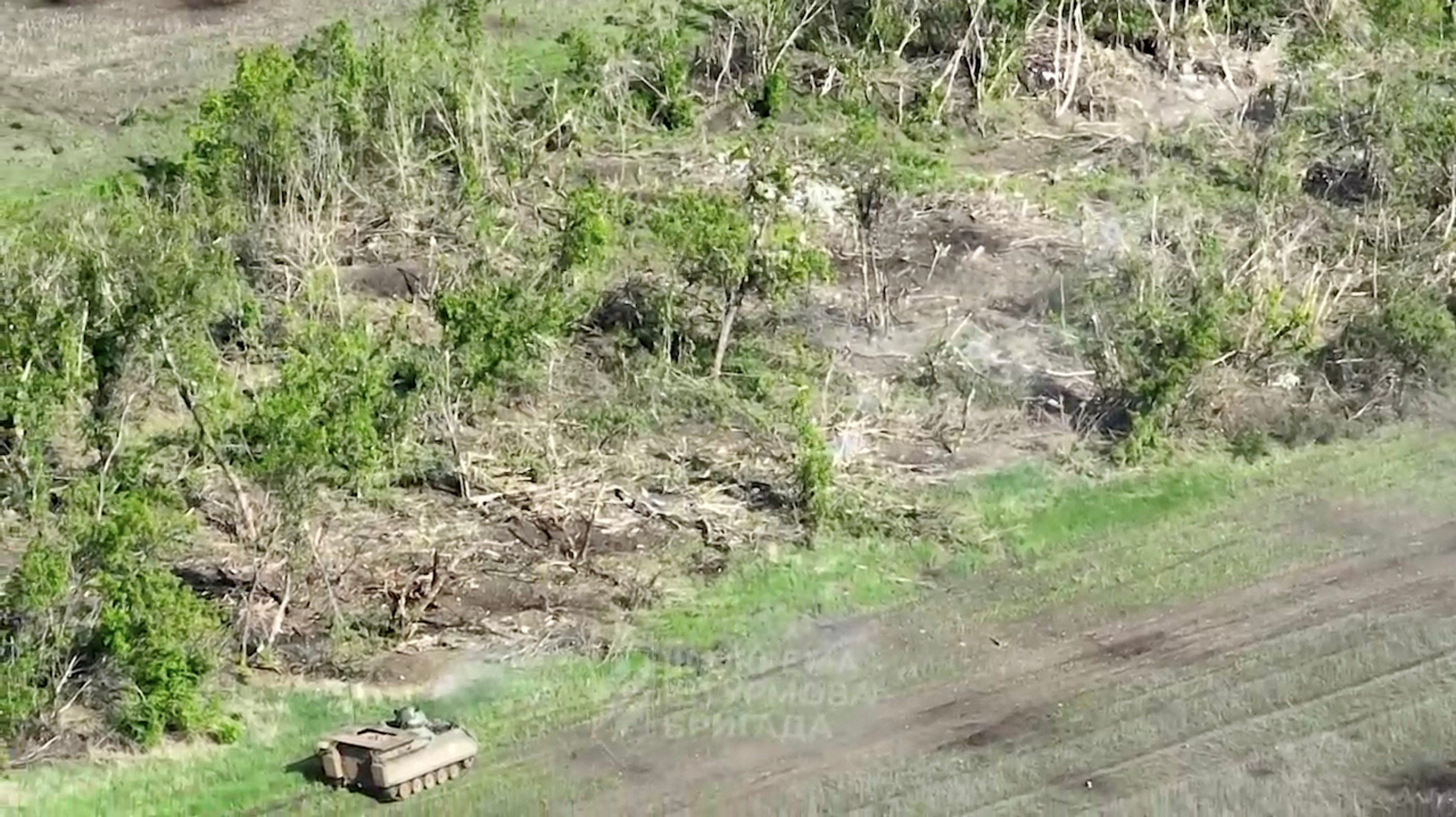 Vista de un vehículo militar mientras las fuerzas ucranianas destruyen posiciones rusas en dirección a Bakhmut, cerca de Klischiivka (3ª Brigada de Asalto / Servicio de Prensa de las Fuerzas Armadas de Ucrania/REUTERS)