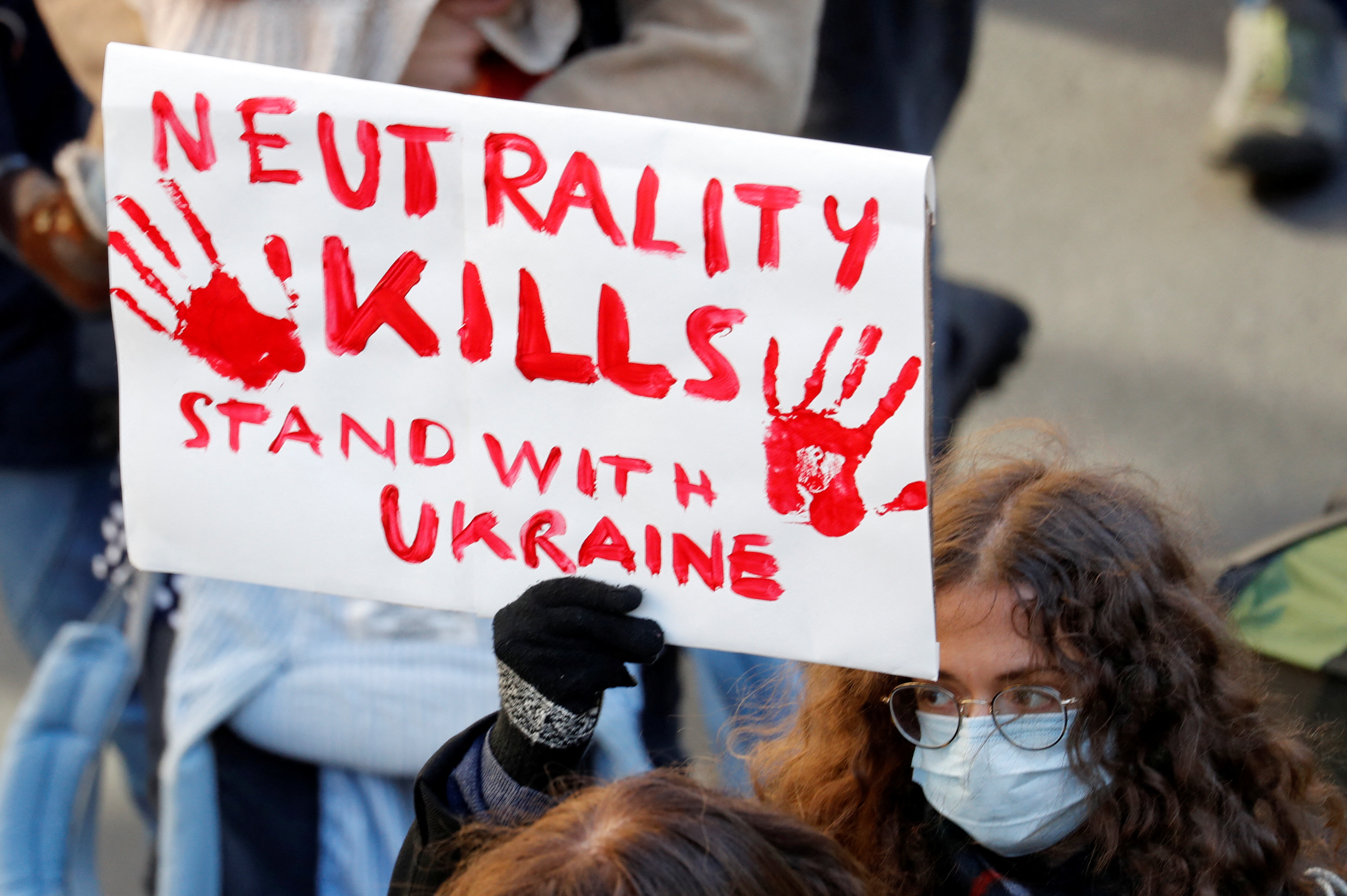 Un manifestante sostiene un cartel durante una protesta contra la guerra, después de que Rusia lanzara una operación militar masiva contra Ucrania, en Berna, Suiza, el 26 de febrero de 2022. REUTERS/Arnd Wiegmann