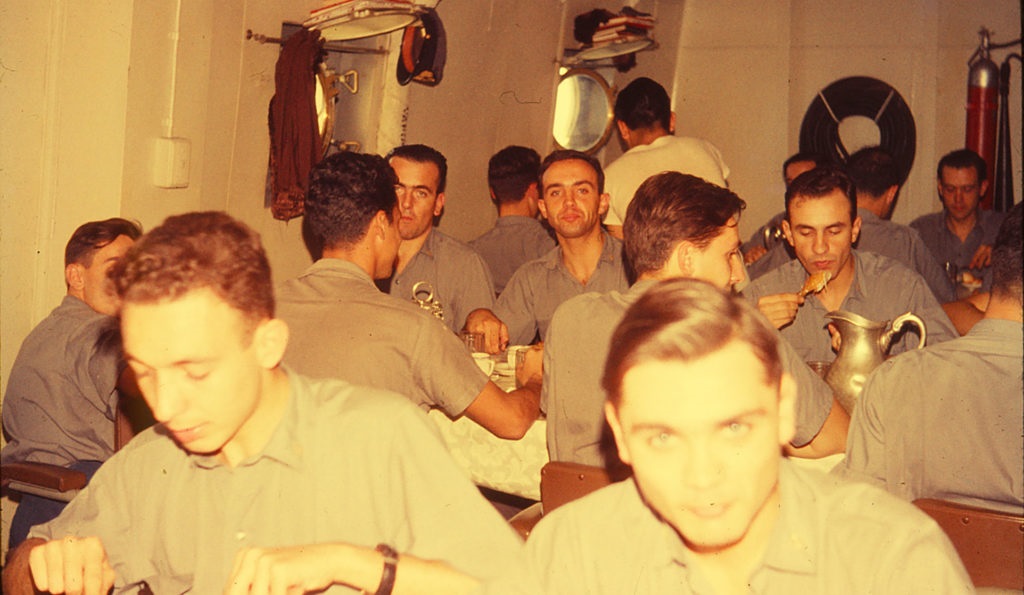 Una vida en el mar. En primer plano Sergio Gómez Roca, uno de los cadetes que hizo el viaje en 1963. Moriría en Malvinas al mando del Aviso ARA Alférez Sobral. Foto tomada por Carlos Zavalla.