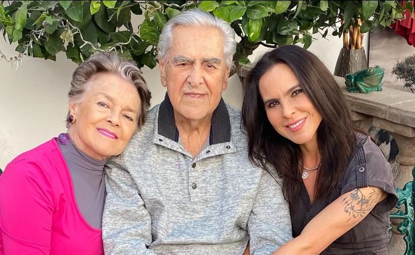 Kate del Castillo hizo una visita sorpresa a sus padres y el video de ese momento se viralizó porque Eric del Castillo no la reconoció (Instagram/@katedelcastillo)