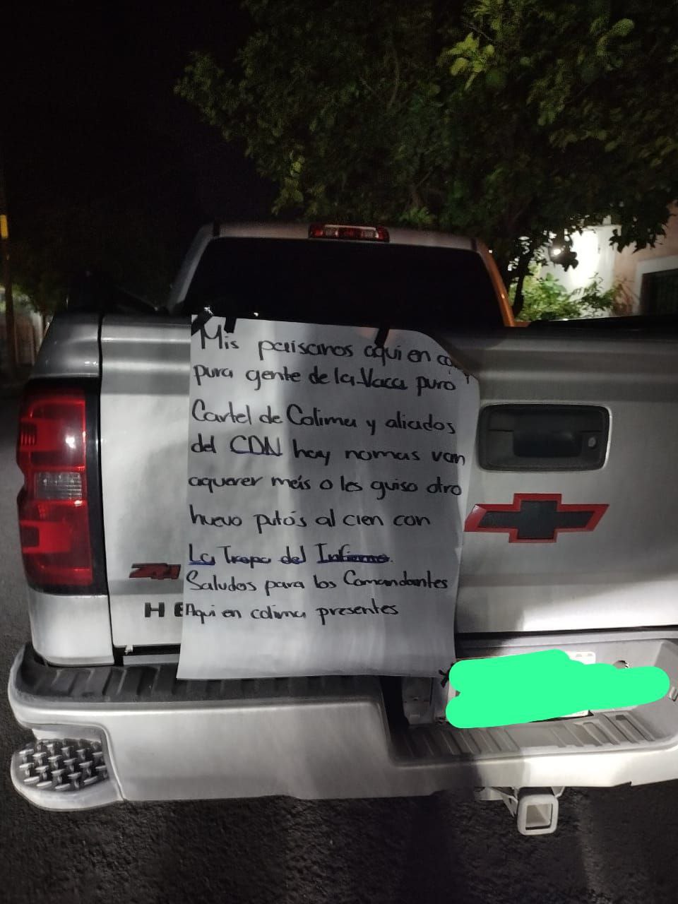 Otro de los mensajes se encontraba sobre una camioneta blanca
(Foto: Twitter/@OscarAdrianL)