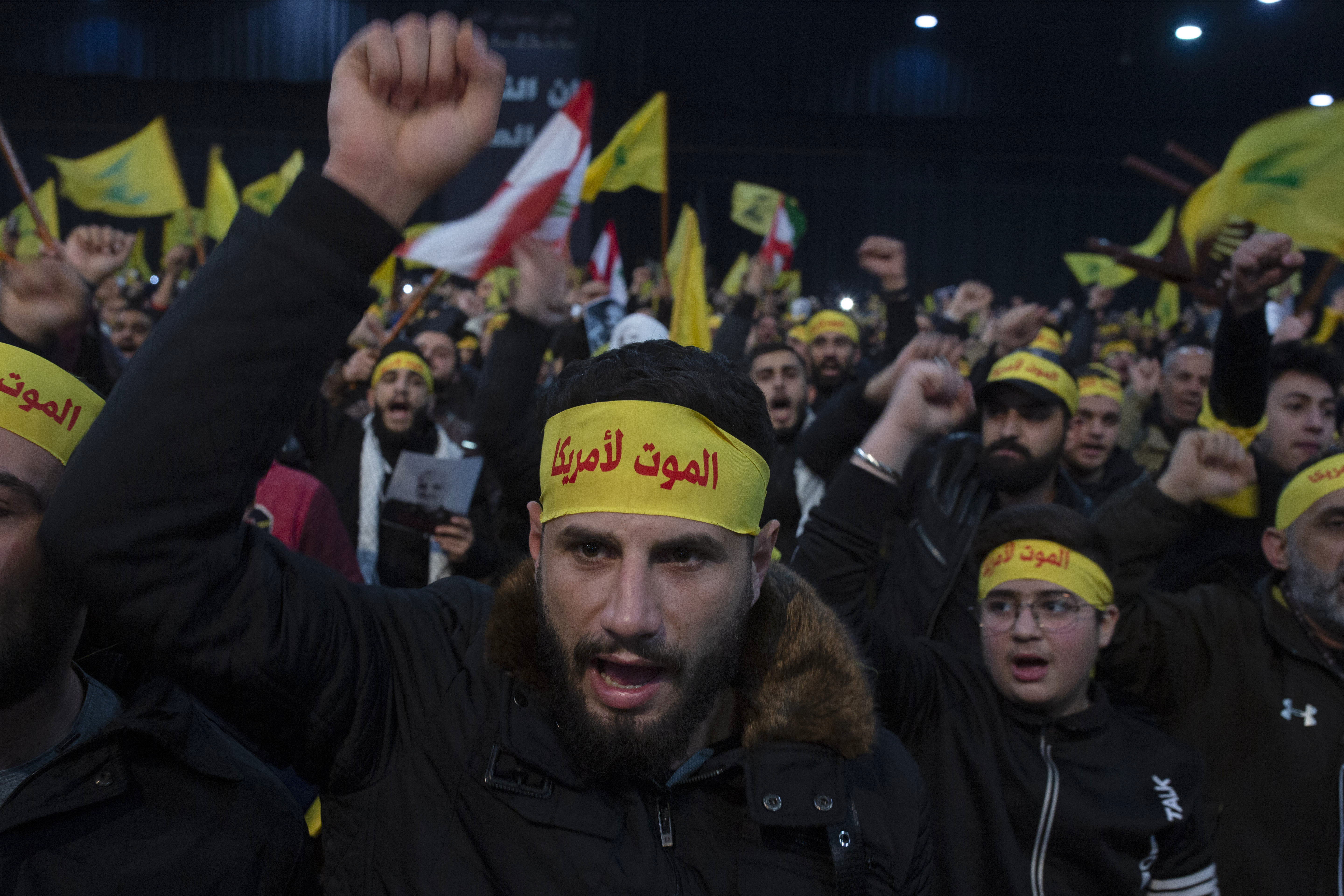 Milicianos del partido político militar Hezbollah durante una reciente manifestación en el sur del Líbano. (AP Foto/Maya Alleruzzo, Archivo)