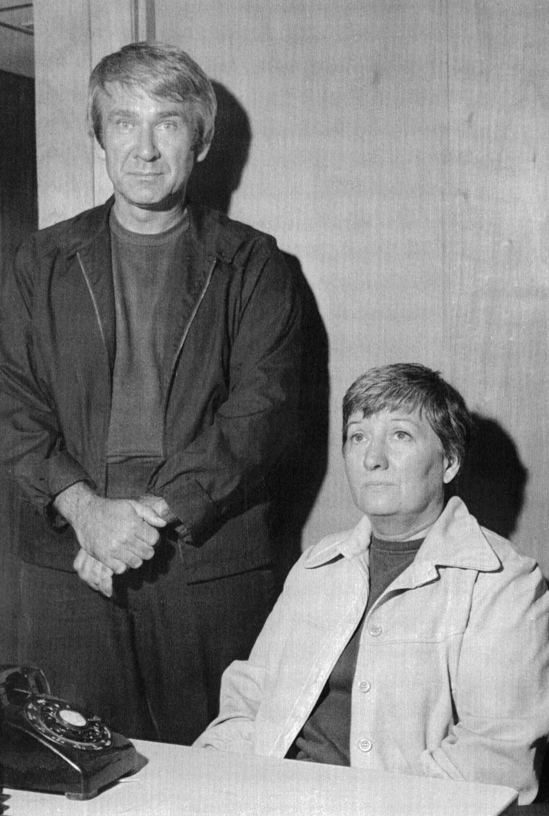 Marshall Applewhite y Bonnie Lu Trusdale Nettles habían sido arrestados en 1974, él por el robo de un auto y ella por el uso fraudulento de tarjetas de crédito. Ambos lideraron más tarde la secta Heaven's Gate