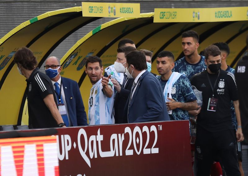 Luego de apenas 5 minutos de juego, agentes sanitarios brasileños irrumpieron con el fin de detener a algunos jugadores argentinos (Reuters)