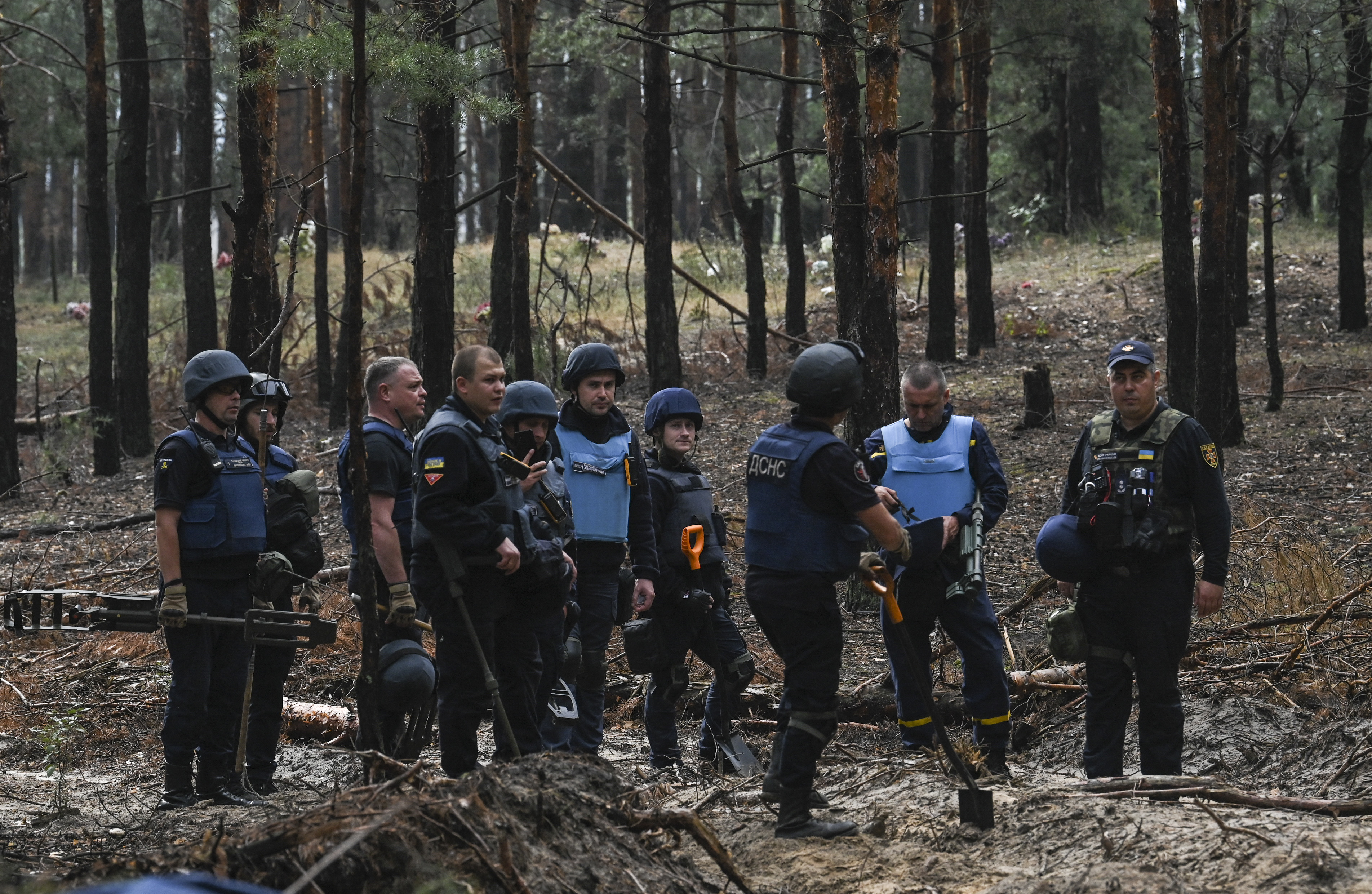 Un grupo de oficiales en la zona (AFP)