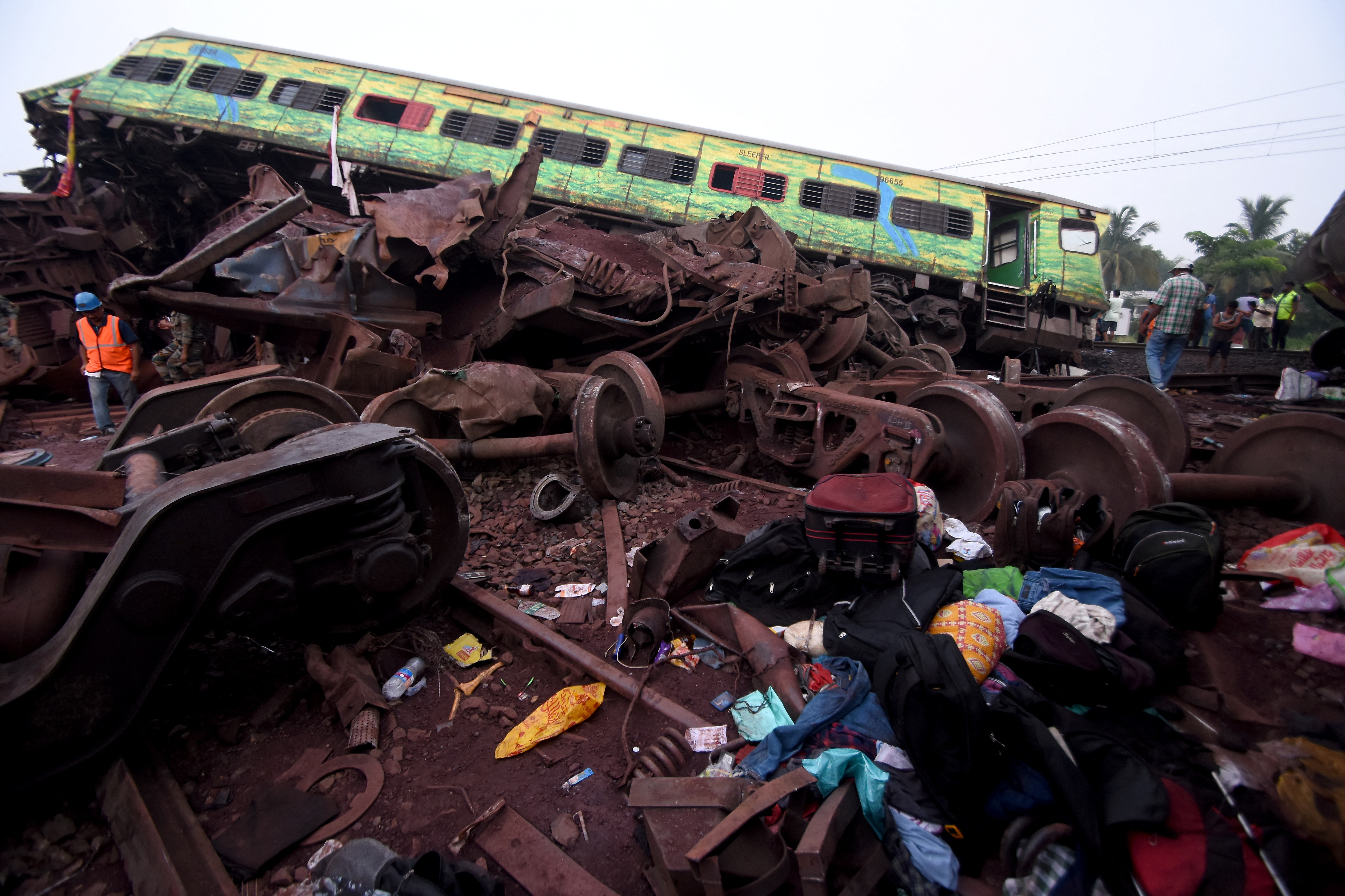 Amitabh Sharma, director ejecutivo de Indian Railways, indicó que dos trenes de pasajeros "tuvieron una implicación directa en el accidente" y que "un tercer tren, de mercancías, estaba estacionado en el sitio y también se vio implicado". (REUTERS)