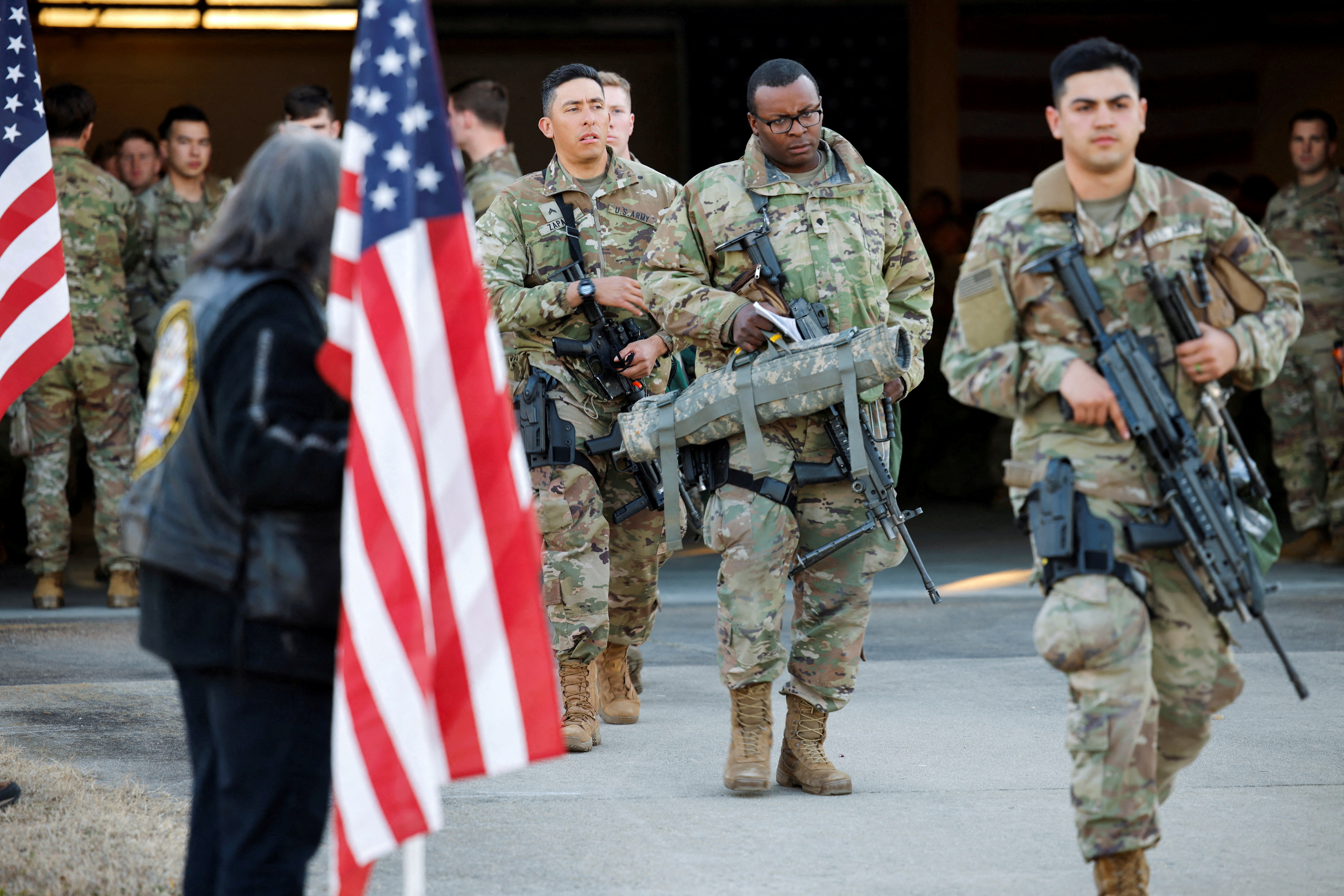 Soldados del Ejército de EEUU se preparan para partir con destino a Europa del Este desde Fort Bragg, Carolina del Norte (REUTERS/Jonathan Drake)