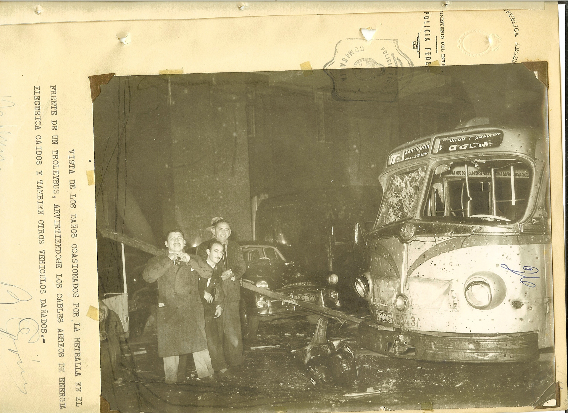 Un trolleybus destrozado. Uno de los tantos daños ocasionados por el bombardeo de la aviación Naval sobre Plaza de Mayo.