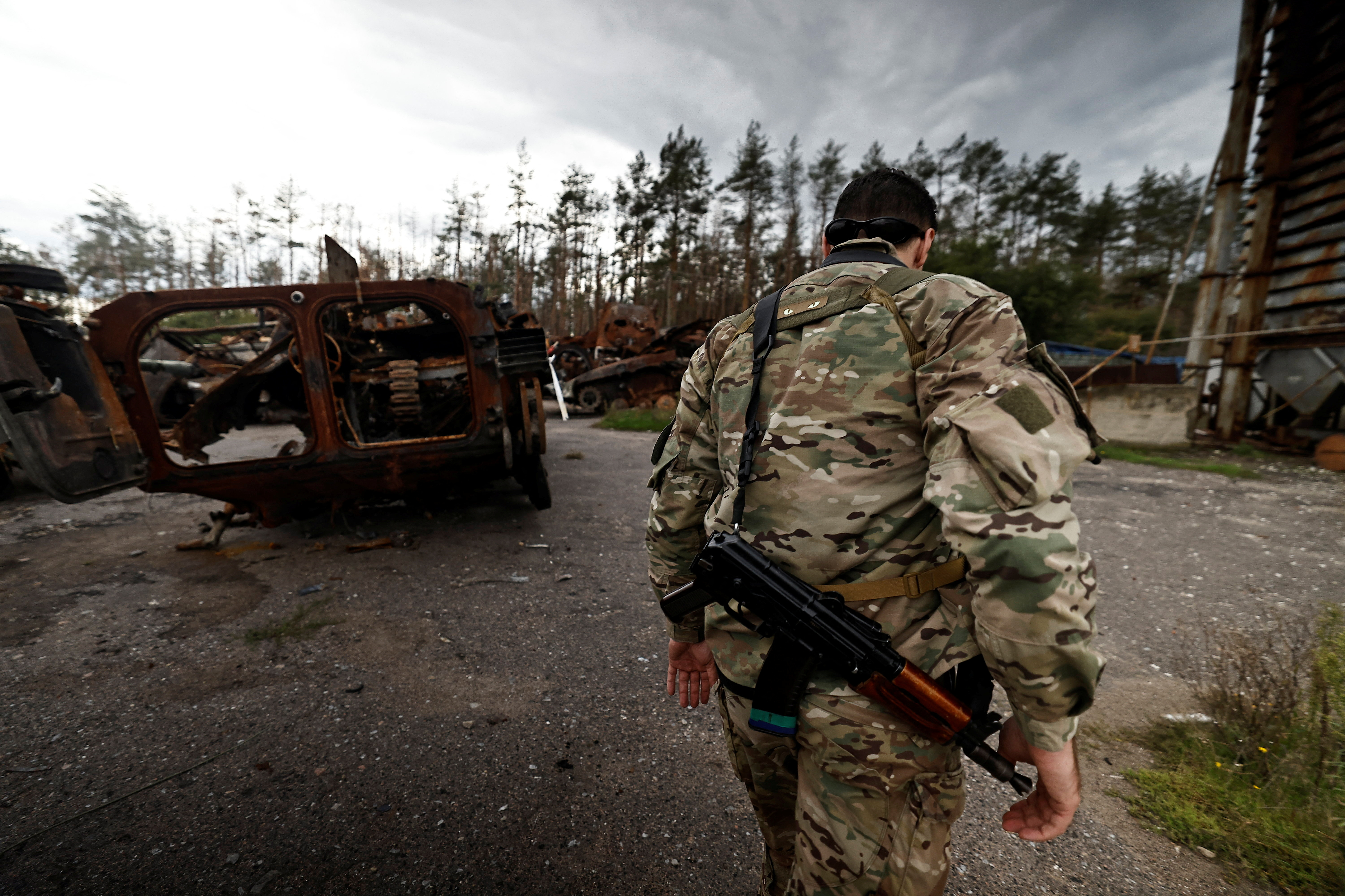 Un oficial camina junto a tanques y vehículos rusos destruidos en Lyman (Reuters)