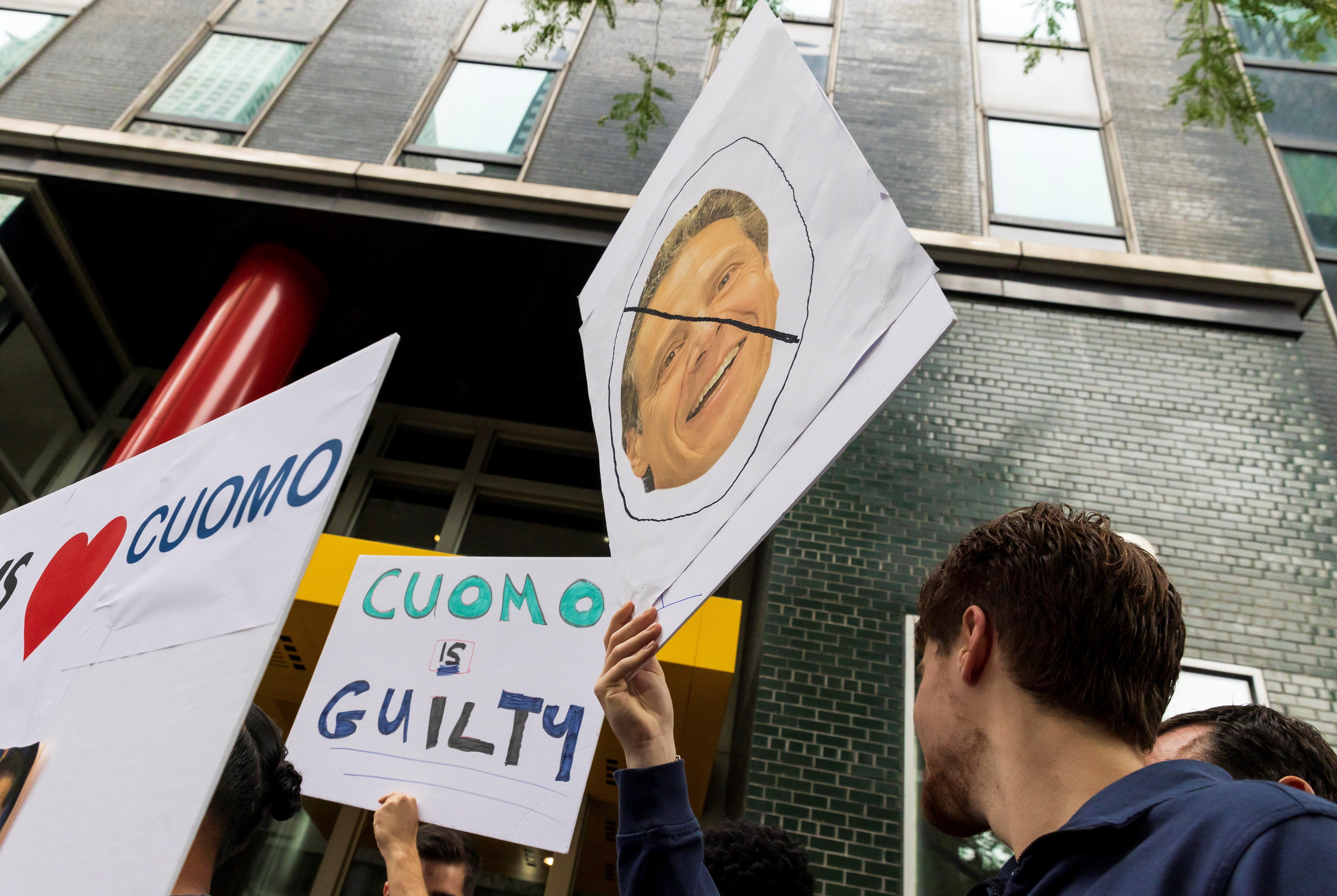 Una protesta en contra del gobernador del estado de Nueva York, Andrew Cuomo, fue registrada el pasado miércoles, en Nueva York (NY, EE.UU.). EFE/Justin Lane
