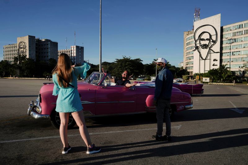 Turistas sacando fotos en la Plaza de la Revolución en La Habana (Foto: Reuters)