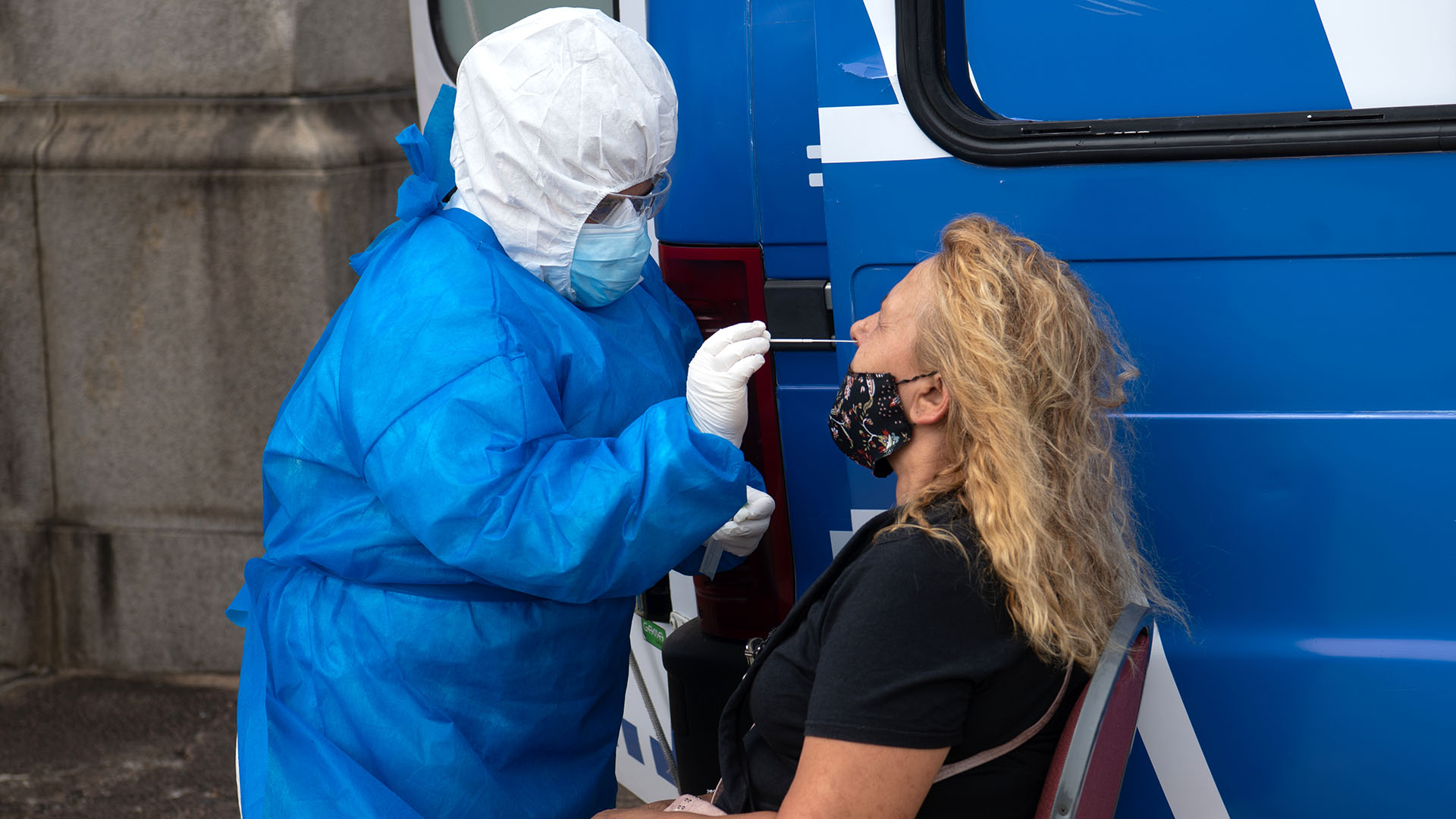 Hisopado para el test de coronavirus frente al Congreso en Montevideo (AFP)