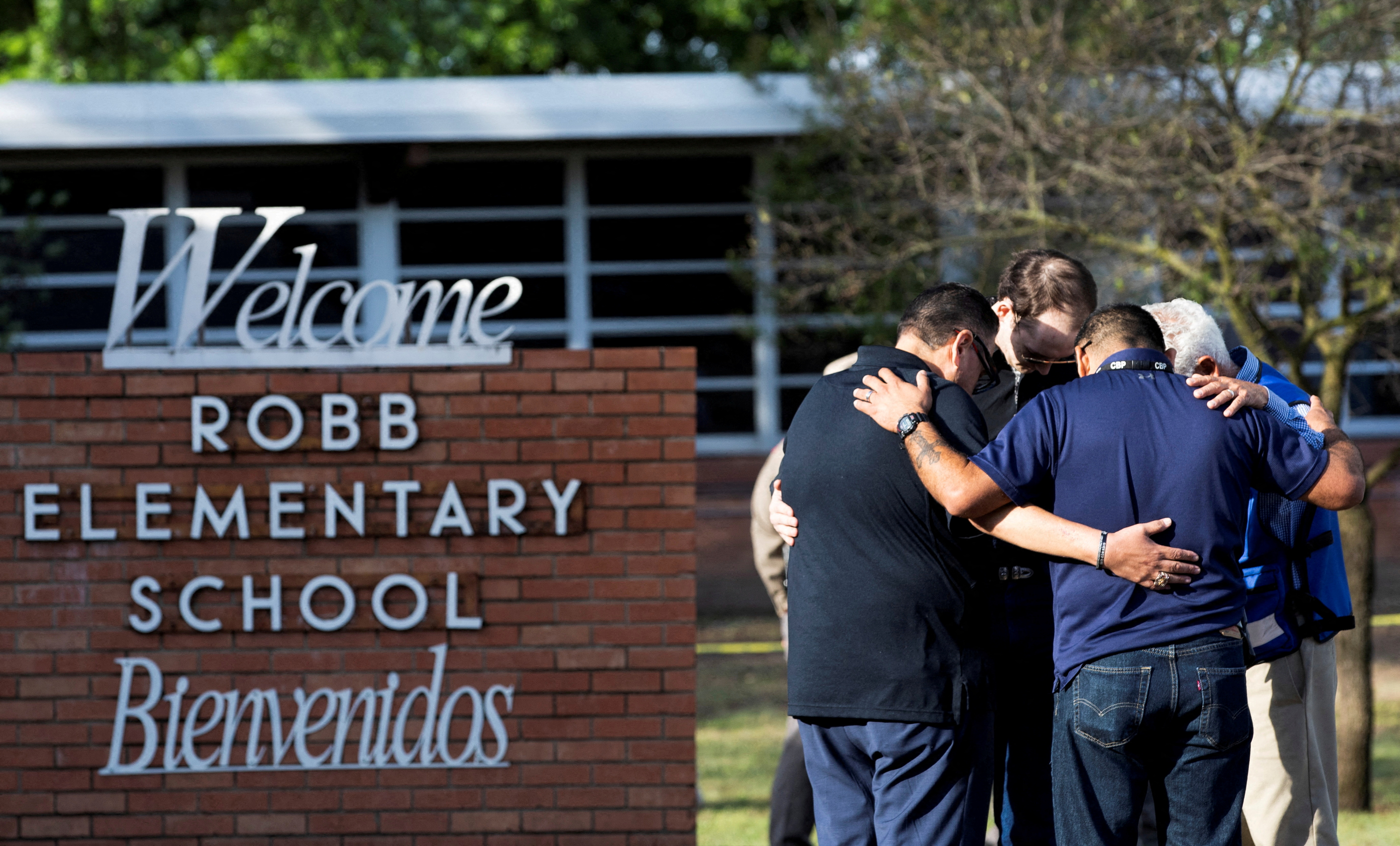 Gente reunida en la Escuela Robb Elementary, la escena del tiroteo ocurrido el martes (REUTERS/Nuri Vallbona)