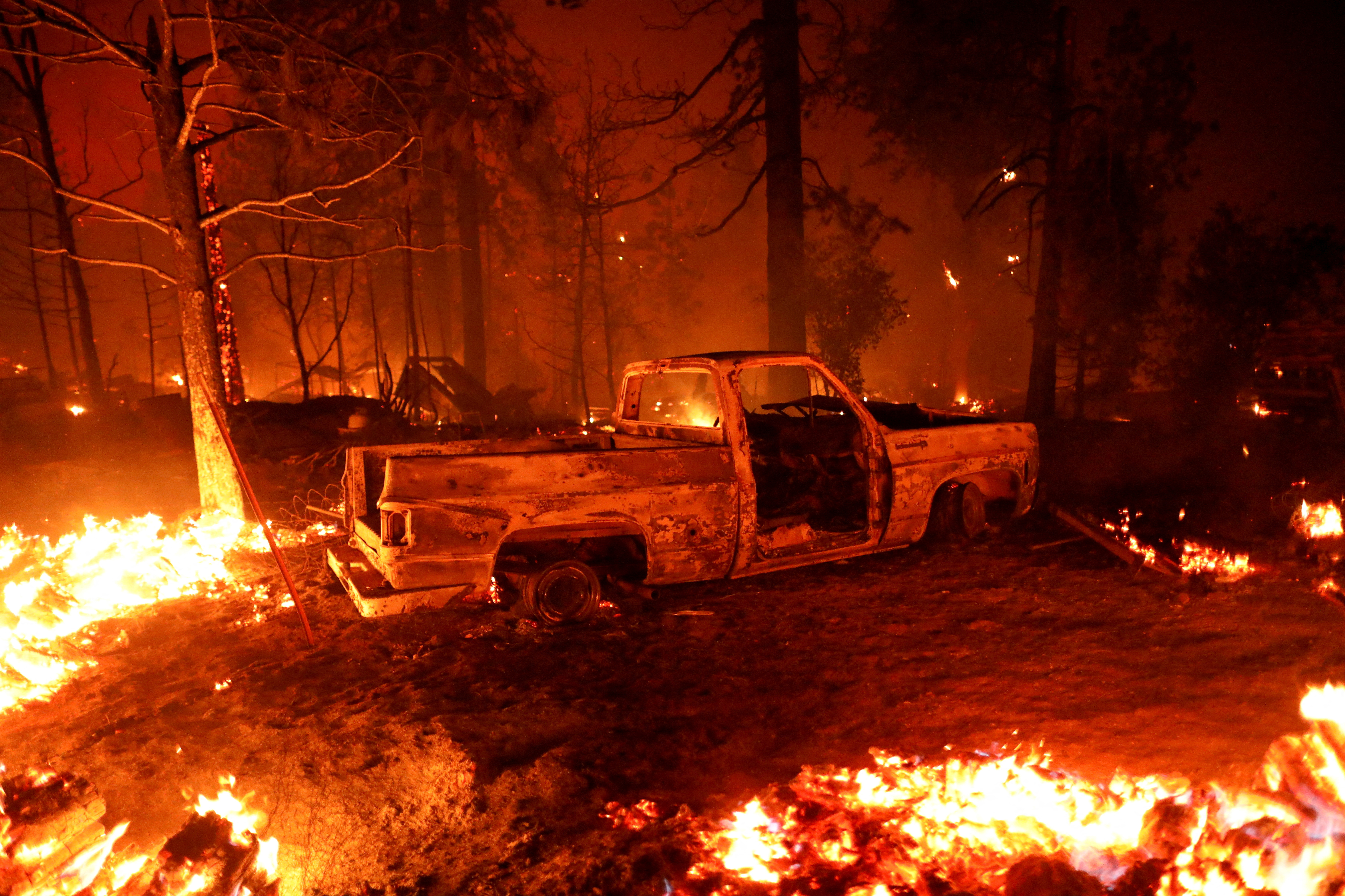 El incendio Oak arde en Darrah, en el condado de Mariposa, California, Estados Unidos, el 22 de julio de 2022 (REUTERS/David Swanson)