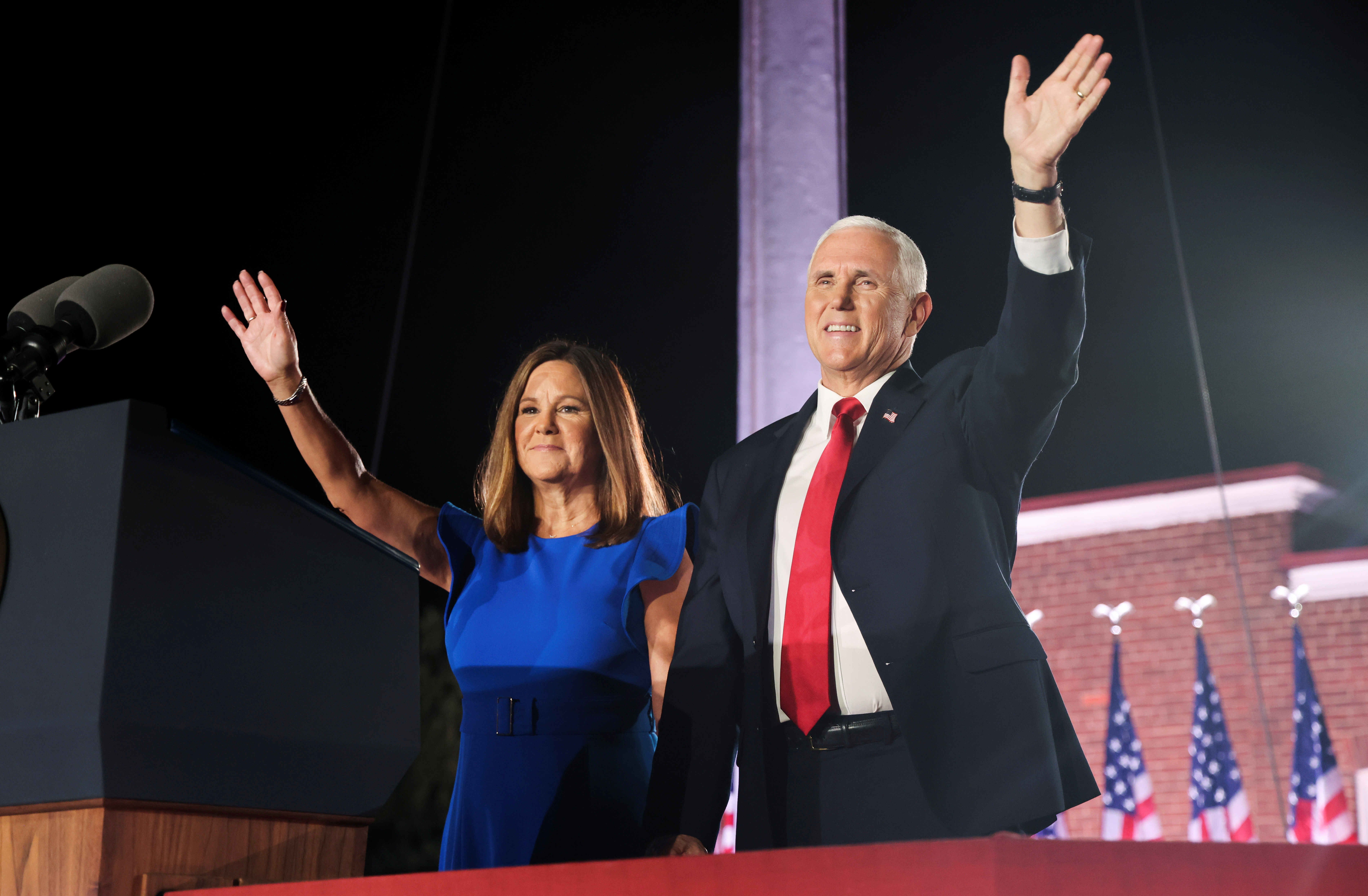 El vicepresidente junto a su esposa Karen Pence. REUTERS/Jonathan Ernst