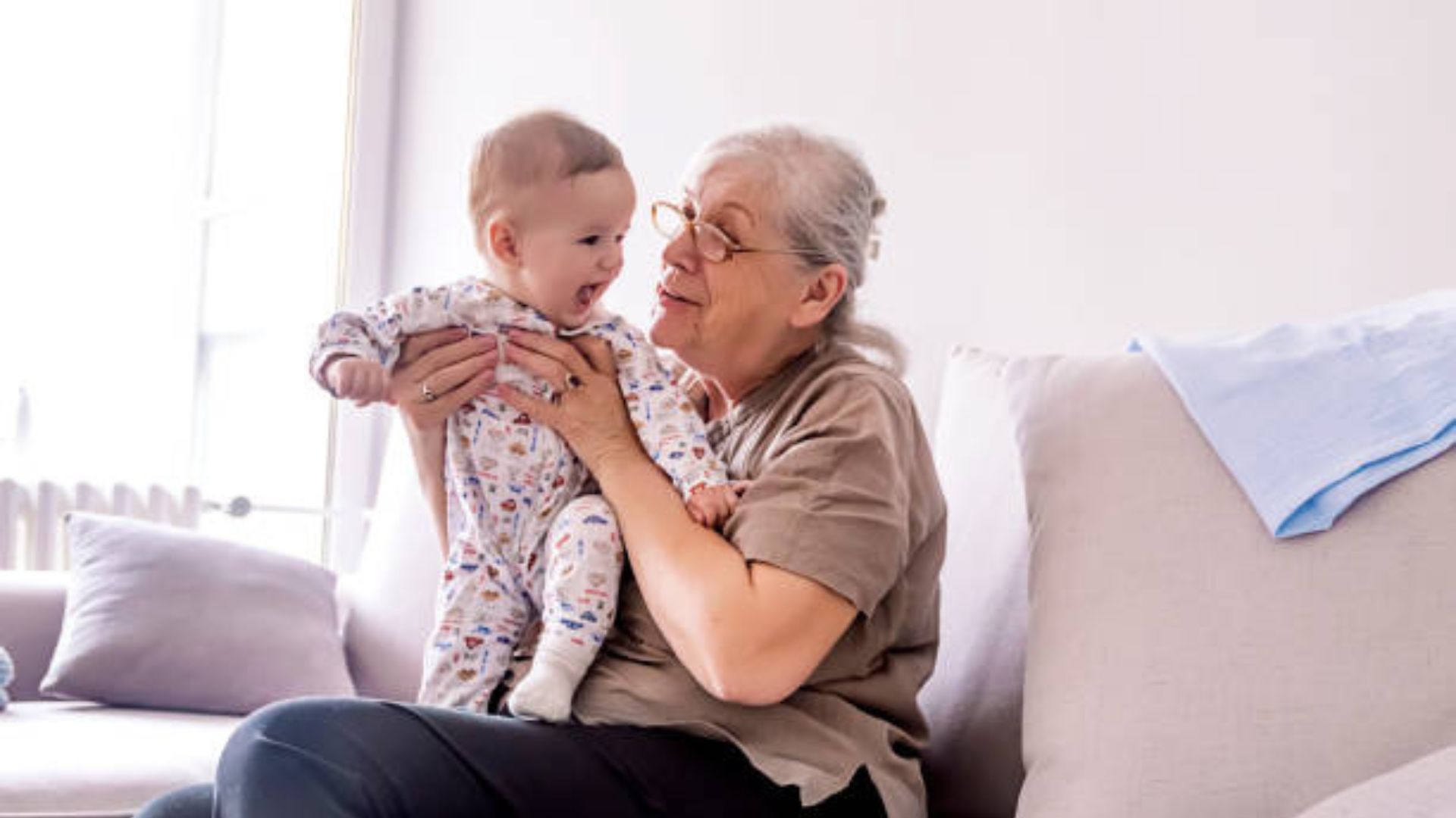 Una abuela exige 20 dólares por hora para cuidar a su nieta y recibe elogios en las redes sociales