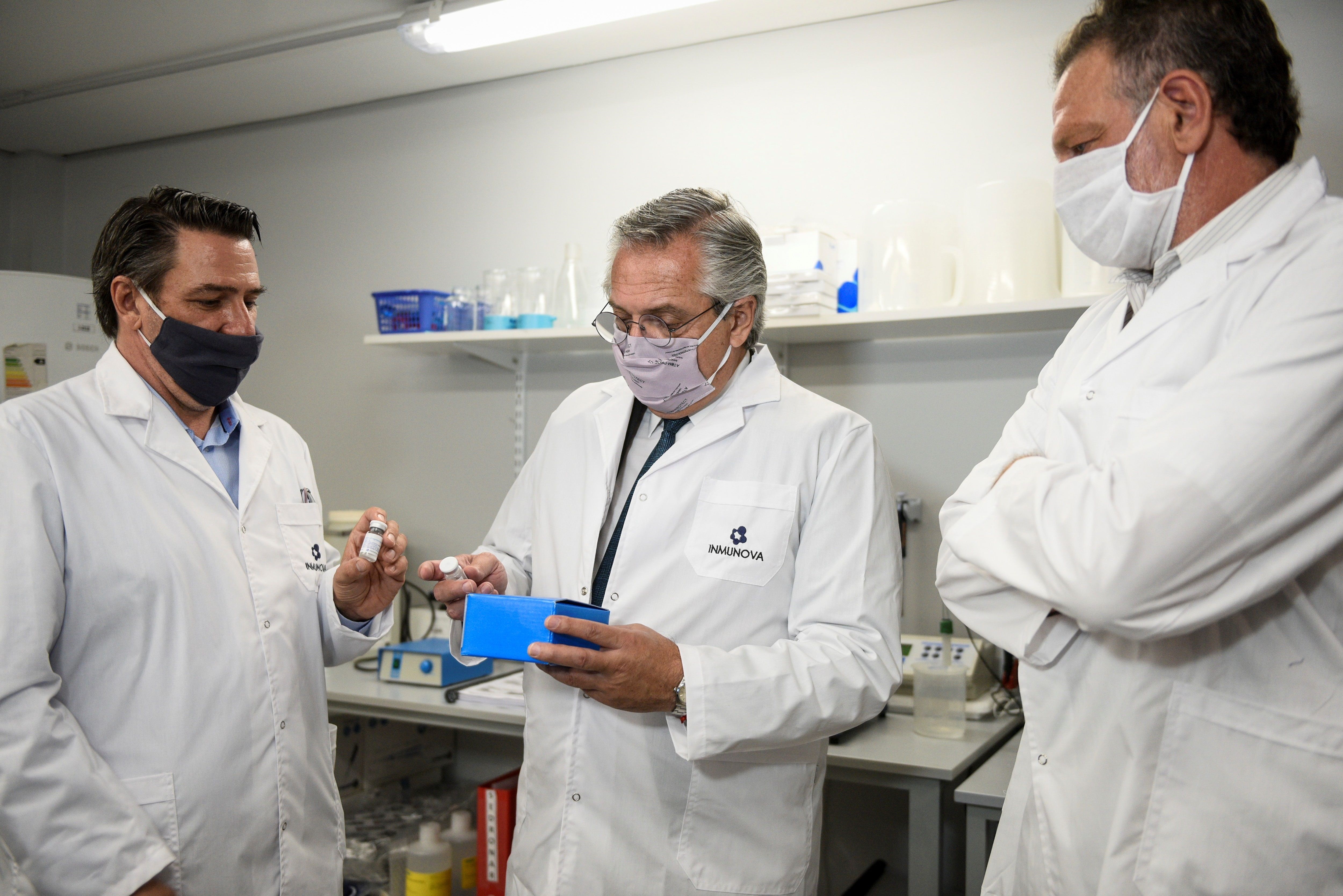 Durante 2020, el presidente Alberto Fernández visitó el laboratorio Inmunova en su campus de la Universidad Nacional de San Martín   para conocer este desarrollo. Aquí, junto a los padres del hallazgo, los científicos Fernando Goldbaum y Linus Spatz (EFE/ PRESIDENCIA)
