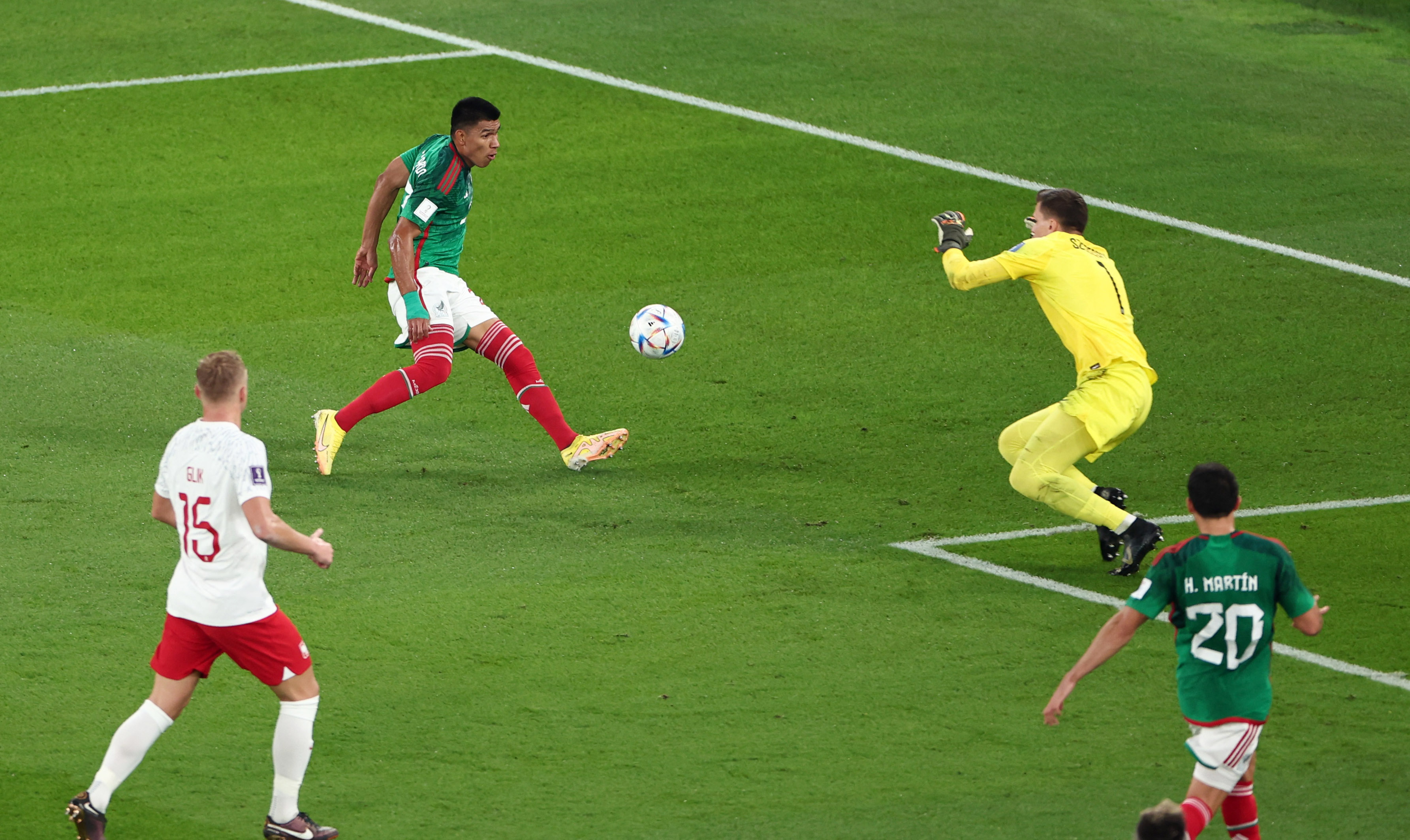 Jesús Gallardo tuvo la oportunidad más clara de la primera mitad ante la salida de Wojciech Szczęsny. REUTERS/Marko Djurica
