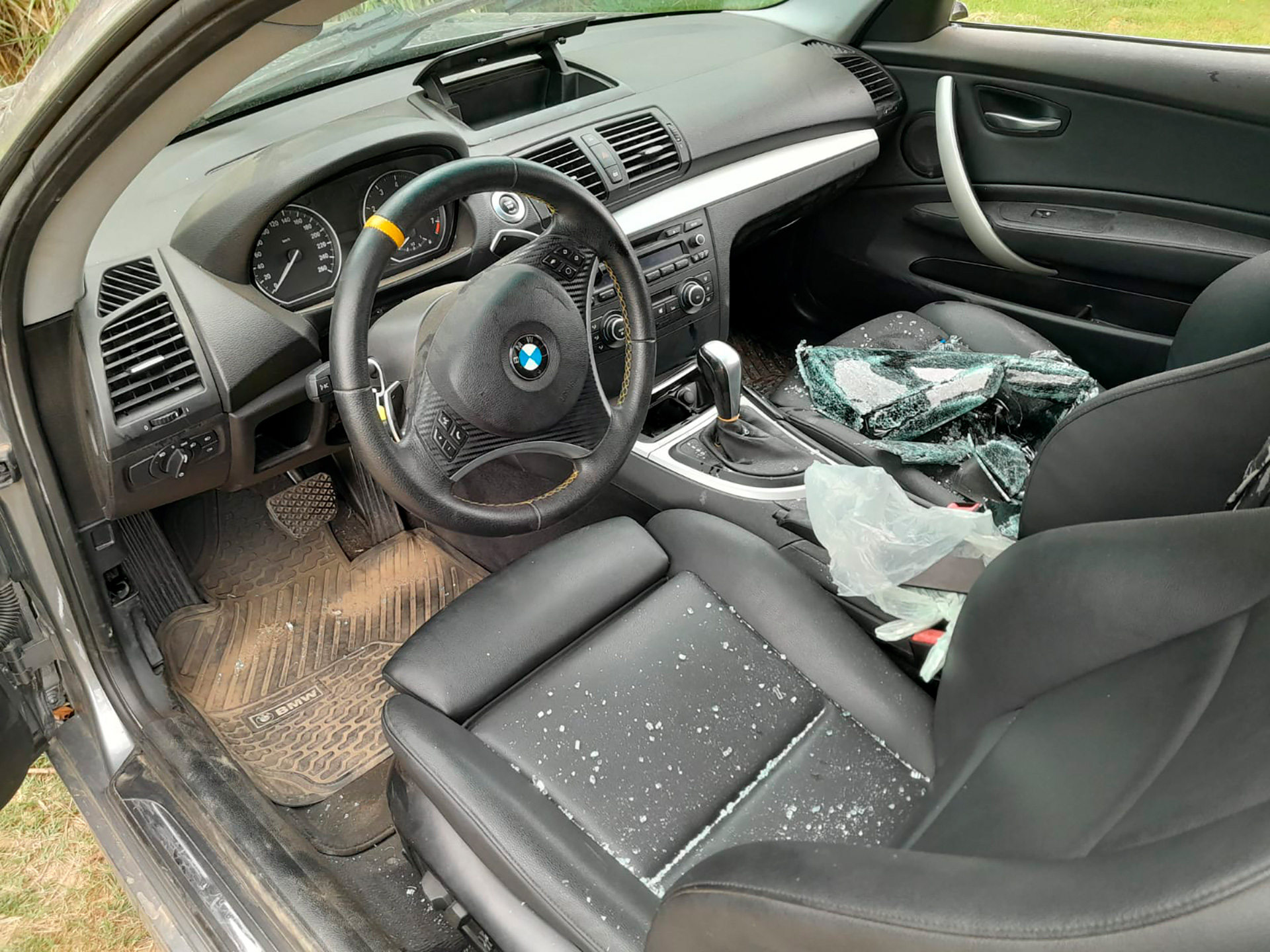 El interior del automóvil BMW que pertenecería a Brian Fernández, jugador de Colón de Santa Fe 