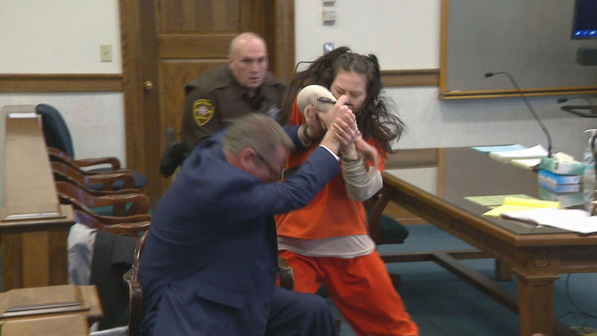 Taylor Schabusiness ataca a su abogado, Quinn Jolly (WLUK/Tim Flanigan vía AP)